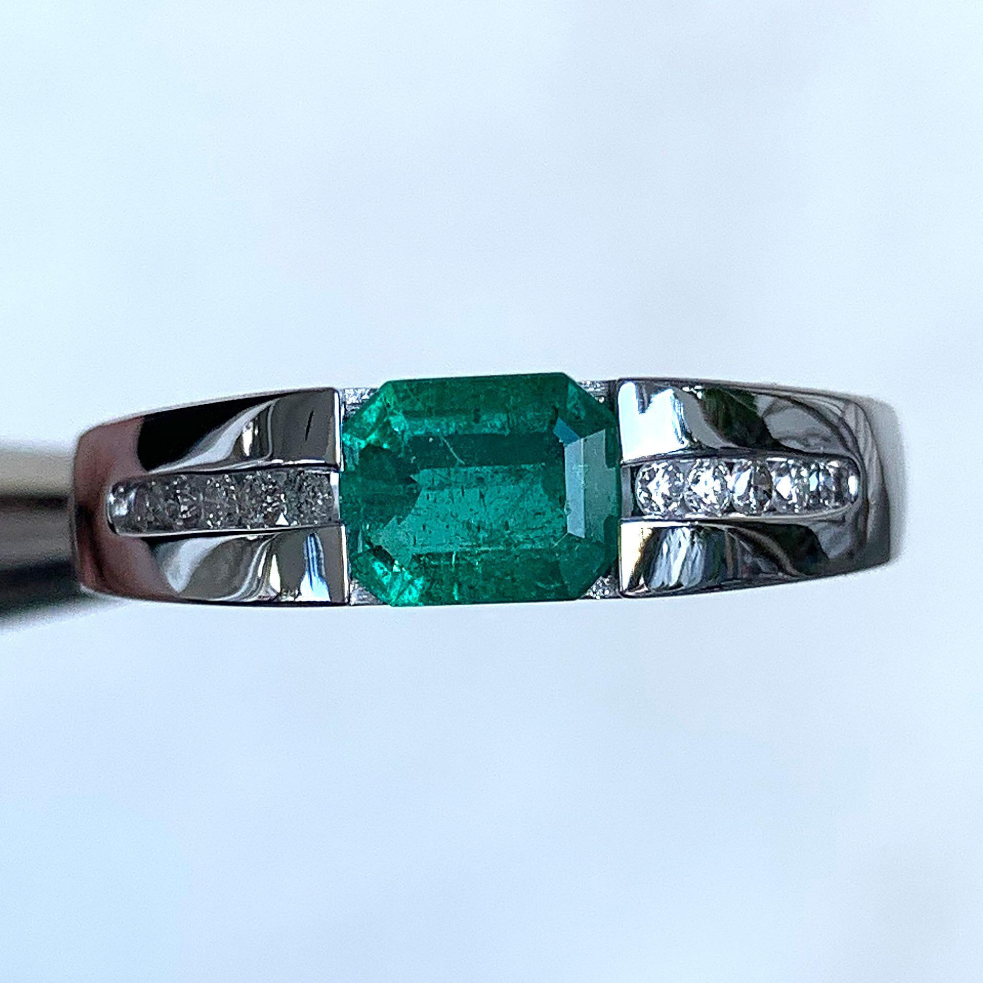 Anillo de compromiso de esmeralda verde y diamantes, oro de 14 quilates, Ben Dannie en Nuevo estado para la venta en West Hollywood, CA