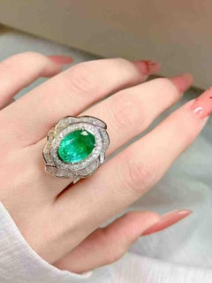 Grüner Smaragd und Diamant-Halo-Cocktailring aus 18 Karat Weißgold, 3,00 Karat