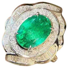 Grüner Smaragd und Diamant-Halo-Cocktailring aus 18 Karat Weißgold, 3,00 Karat