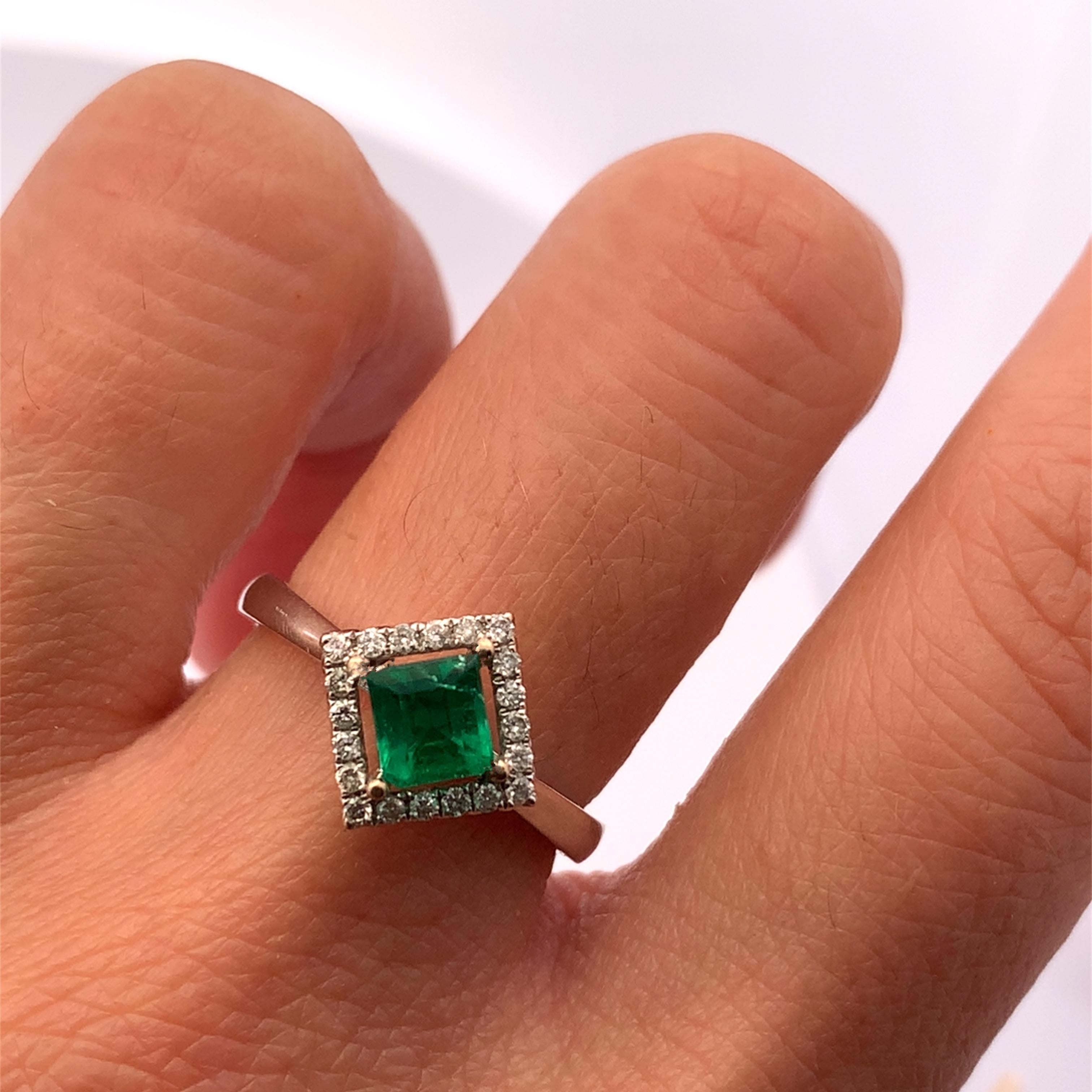 Discover the allure of this stunning Colombian green emerald and diamond halo ring, featuring a vibrant vivid green gemstone that captures the essence of elegance. Crafted in 18k white gold with precision, the sleek band complements the rich vivid