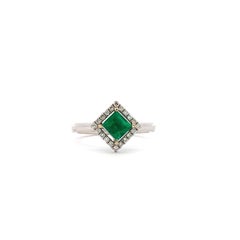 Anello di fidanzamento con smeraldo verde e diamante aureolato in oro bianco 18 carati