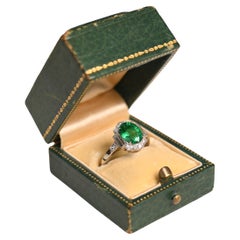Anello con smeraldo verde e diamanti a raggiera, (circa 1,70 carati) smeraldo taglio ovale