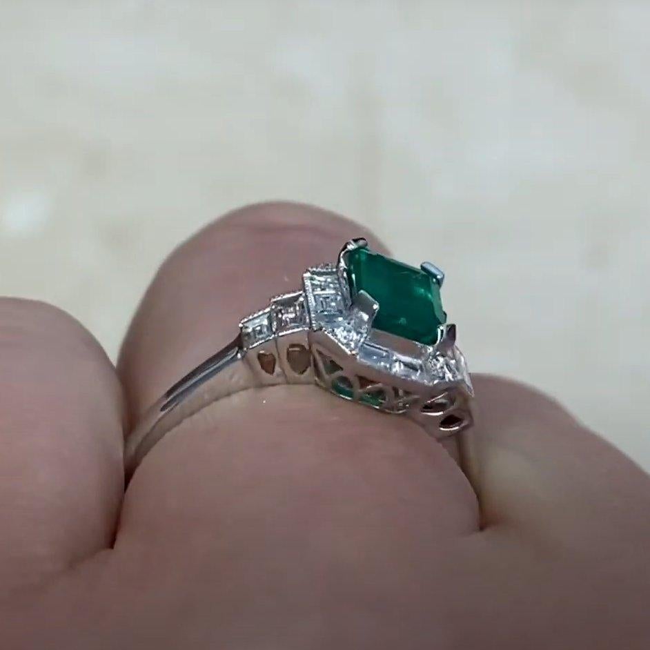 Taille émeraude Bague halo d'émeraudes vertes et de diamants (environ 0,70 carat) en vente