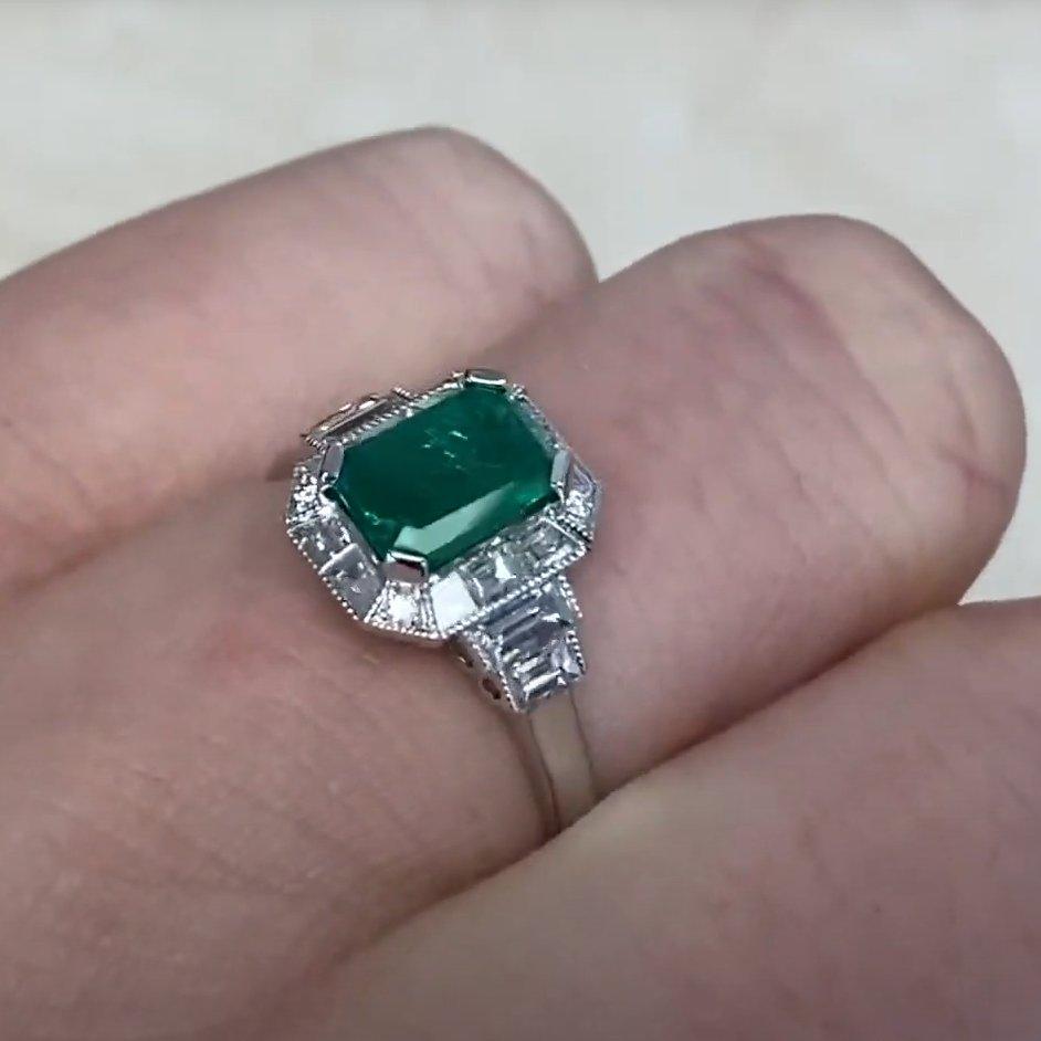 Bague halo d'émeraudes vertes et de diamants (environ 0,70 carat) Pour femmes en vente