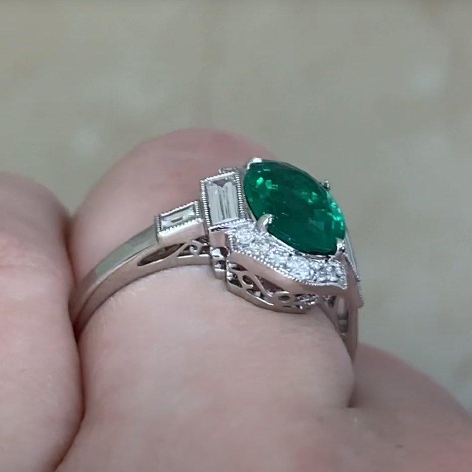 Esmeralda verde y halo de diamantes, esmeralda talla oval (aprox. 1,70 quilates) Corte oval en venta
