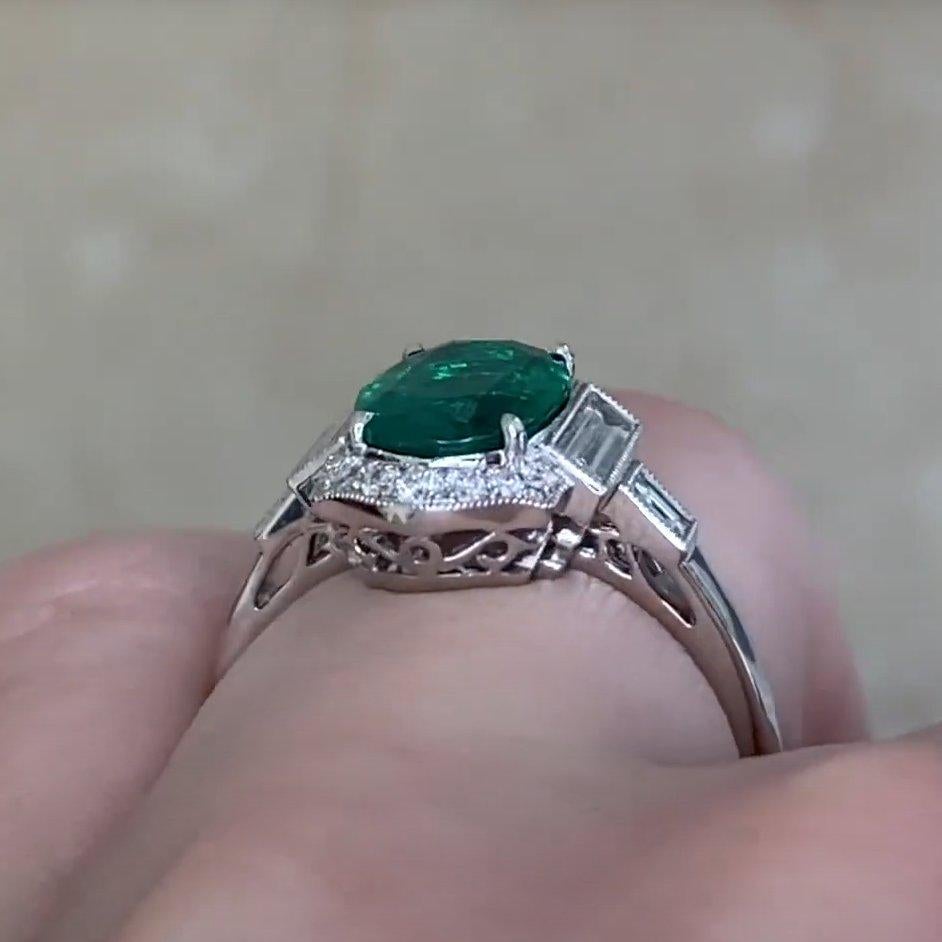 Esmeralda verde y halo de diamantes, esmeralda talla oval (aprox. 1,70 quilates) en Excelente estado para la venta en New York, NY