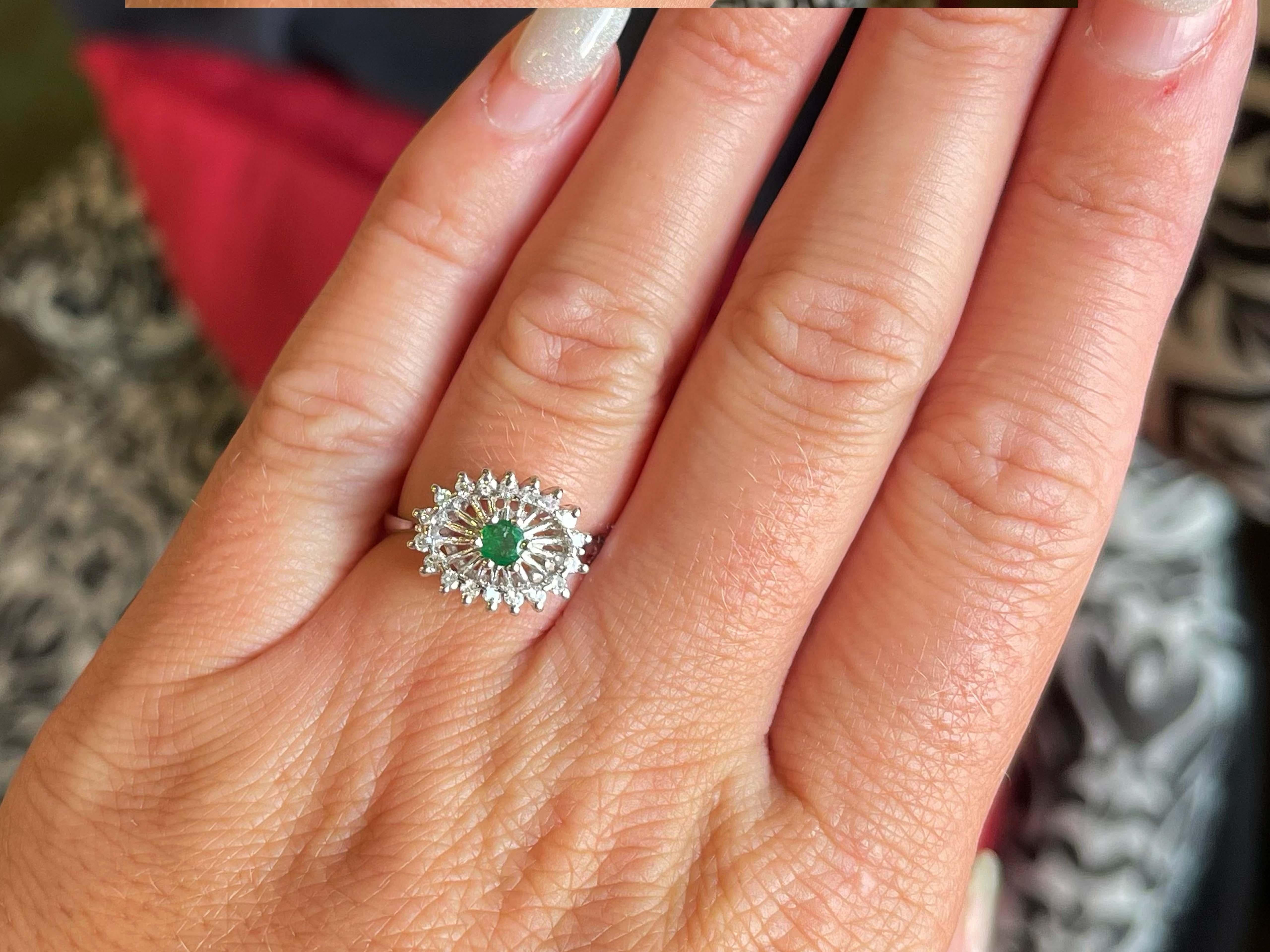 Artikel-Spezifikationen:

Metall: 14k Weißgold

Stil: Statement-Ring

Ringgröße: 6 (Größenänderung gegen Gebühr möglich)

Gesamtgewicht: 3,4 Gramm

Anzahl der Diamanten: 18 Diamanten im Einzelschliff

Diamant Karat Gewicht: 0.10

Farbe des
