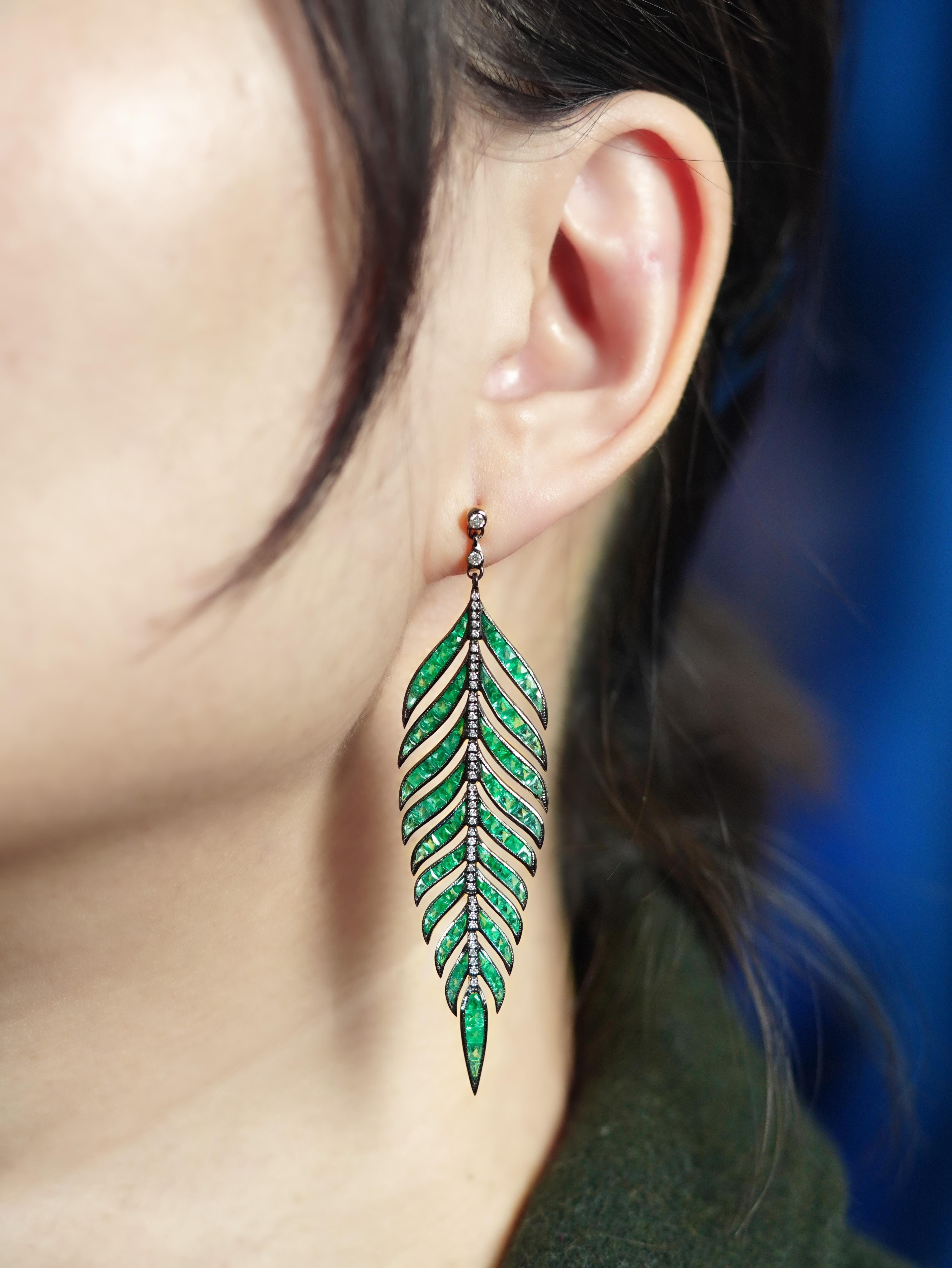 Green Emerald and Diamond Leaf Antique  Style Dangle Earrings in 18K White Gold In New Condition For Sale In Bangkok, TH