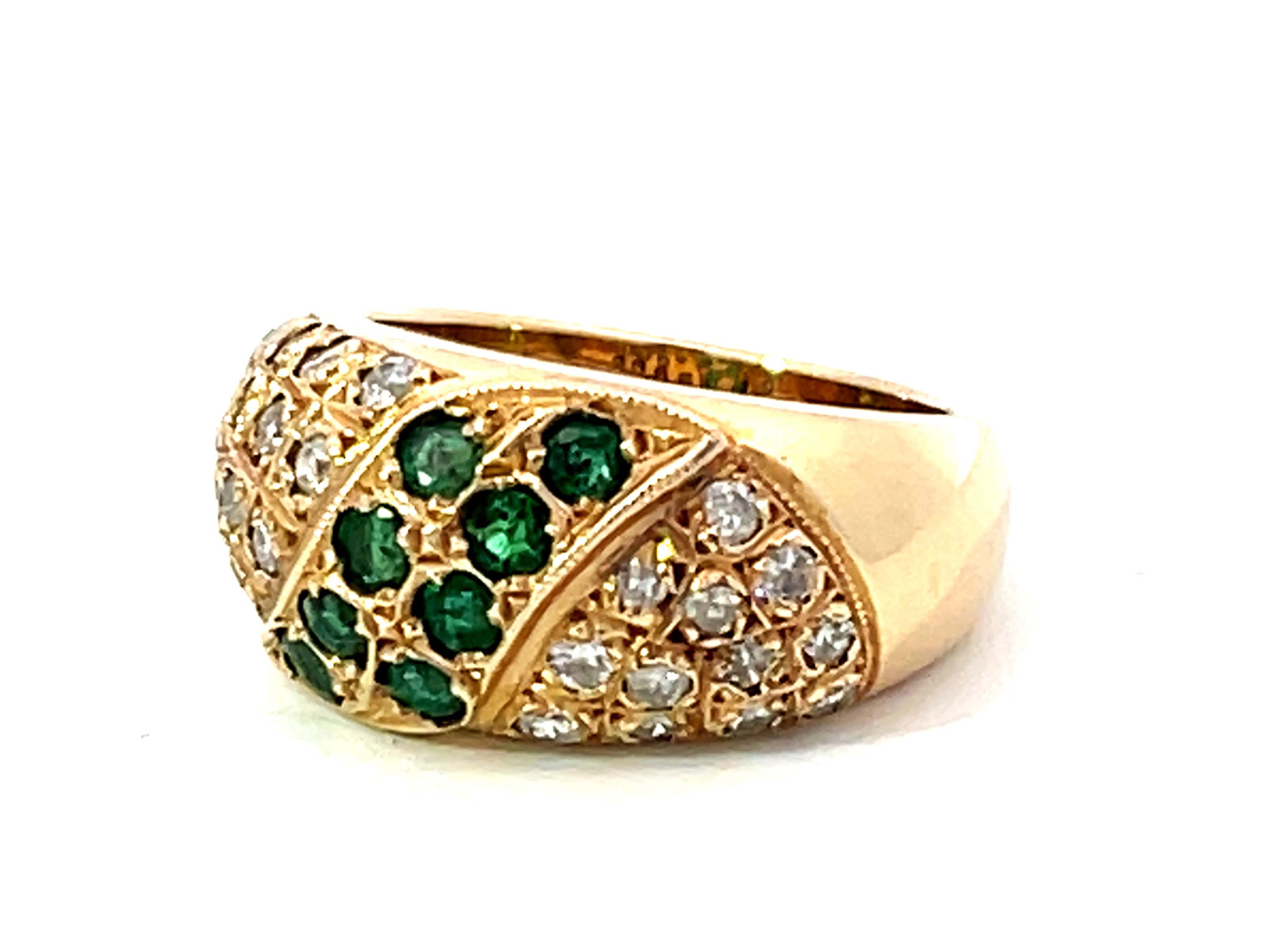 Taille brillant Bague dôme en or jaune 14k sertie d'émeraudes vertes et de diamants en vente