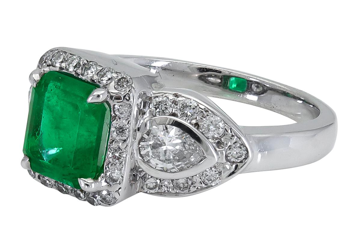 Features a vibrant emerald cut green emerald, accented with pear shape diamonds on either side. Center and side diamonds surrounded by a brilliant diamond halo. Set in 18k white gold.
Size 6 US (sizable)
Dimensions: 0.38 in x 0.78 in