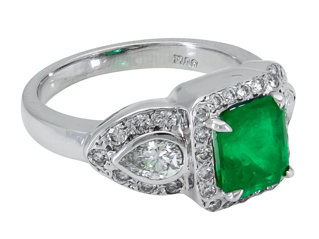 Grüner Smaragd und Diamant Drei-Stein-Halo Verlobungsring (Zeitgenössisch) im Angebot