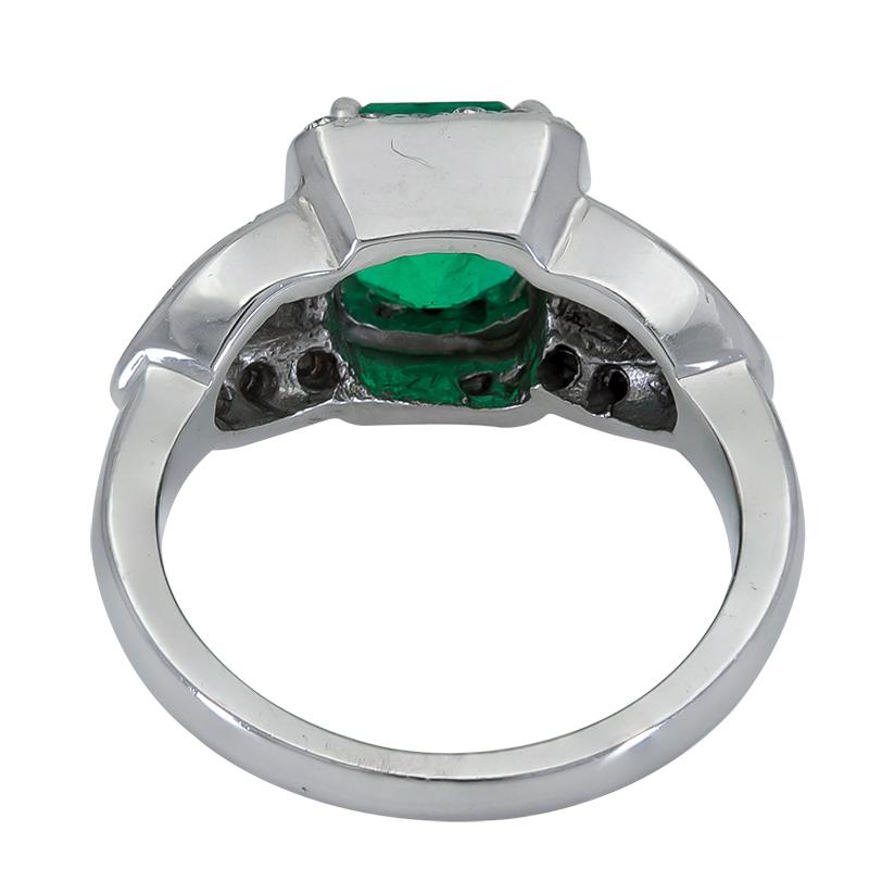 Grüner Smaragd und Diamant Drei-Stein-Halo Verlobungsring (Smaragdschliff) im Angebot