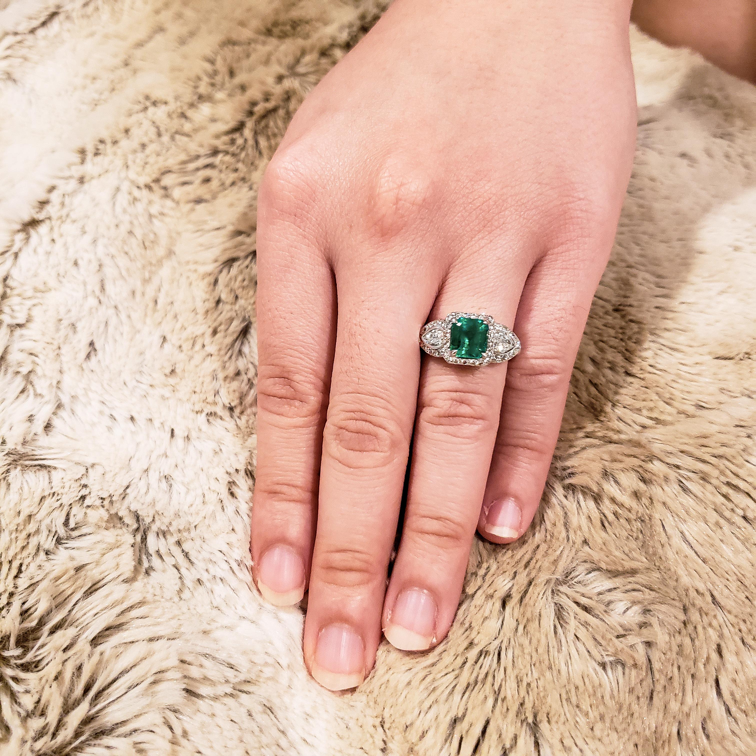 Grüner Smaragd und Diamant Drei-Stein-Halo Verlobungsring im Zustand „Hervorragend“ im Angebot in New York, NY
