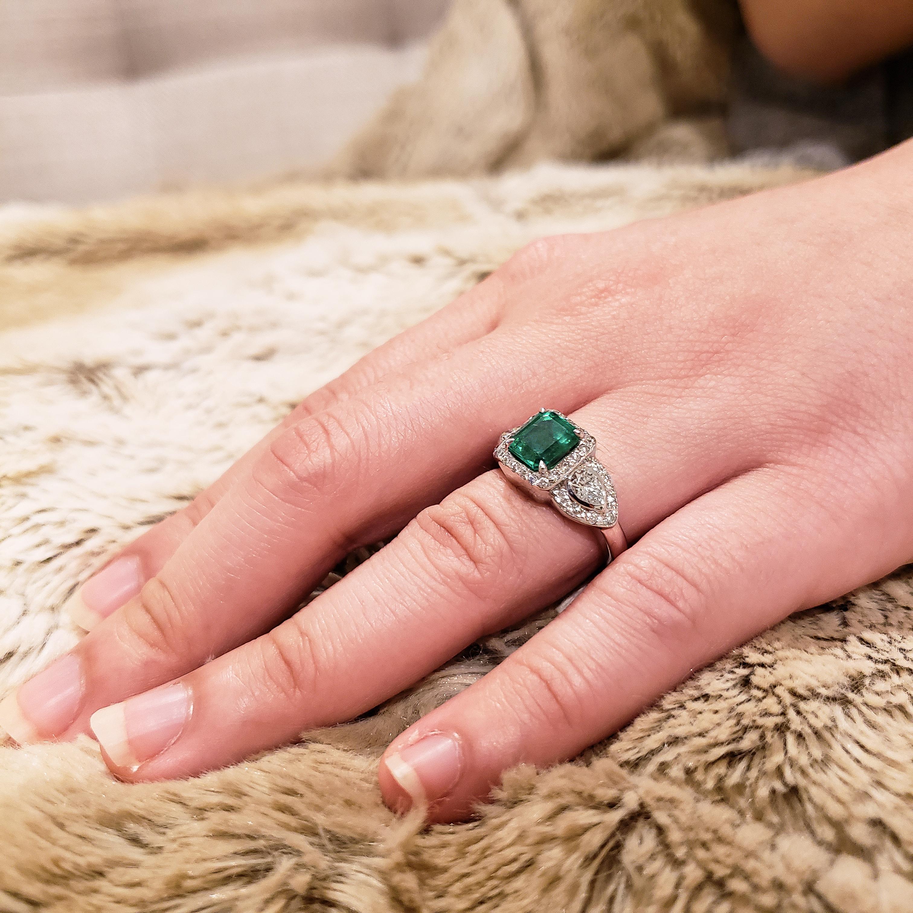 Grüner Smaragd und Diamant Drei-Stein-Halo Verlobungsring Damen im Angebot