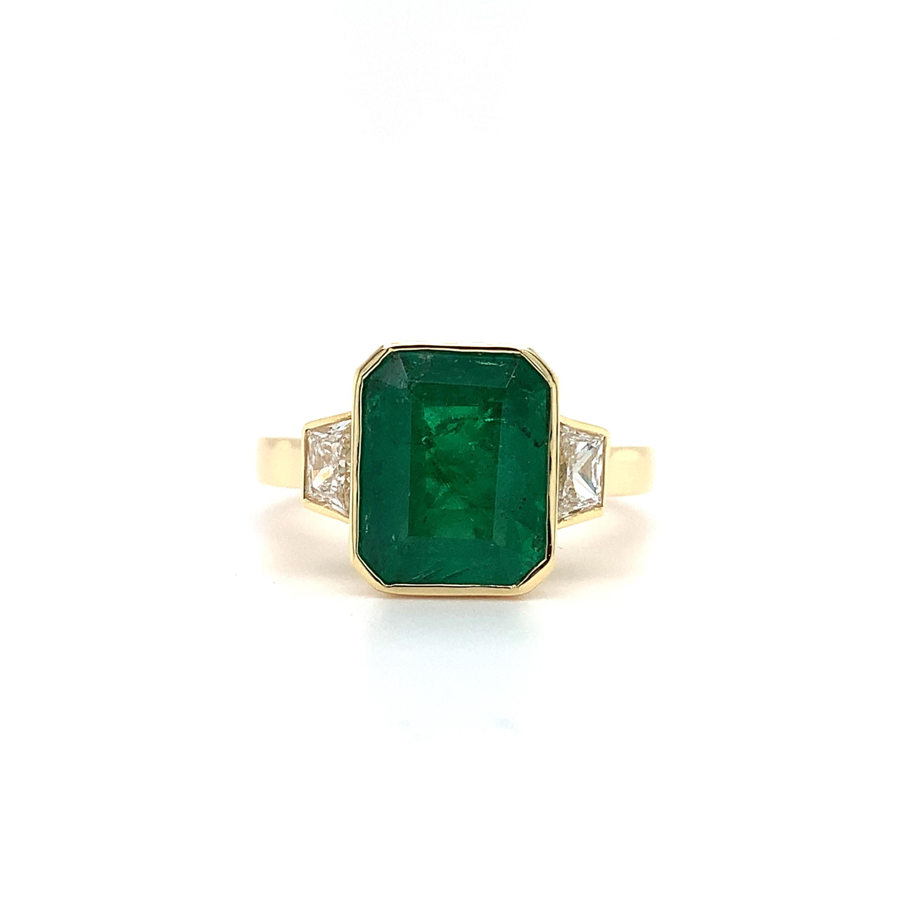 Green emerald and diamond trilogy cocktail ring 18 yellow gold
Green emerald natural gemstone emerald shaped total weight approximately 3.50ct 
Diamond step cut total weight 0.80ct F colour VS1 clarity
The ring can be resized
Ring size