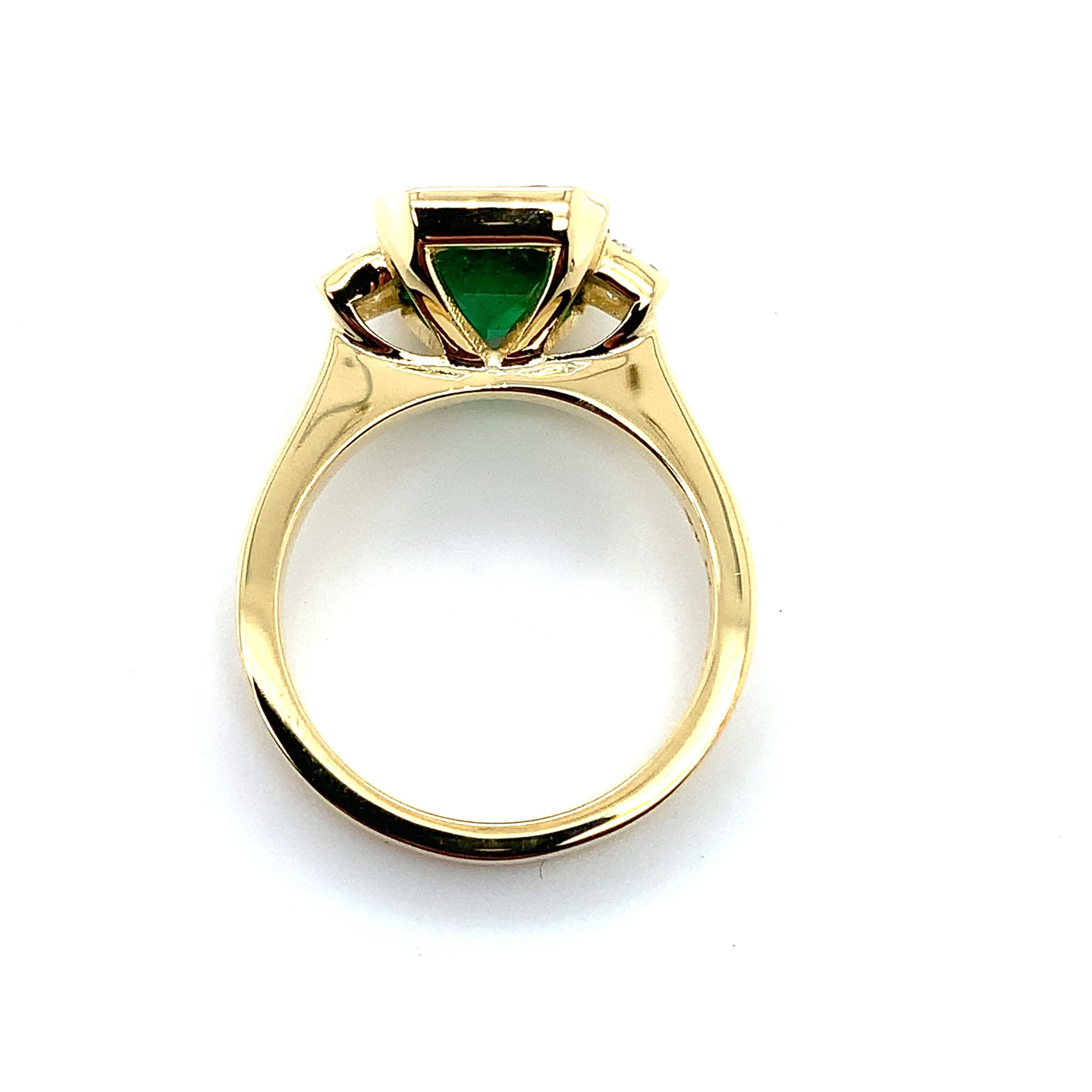 Art Deco Green emerald and diamond trilogy cocktail ring 18 yellow gold For Sale