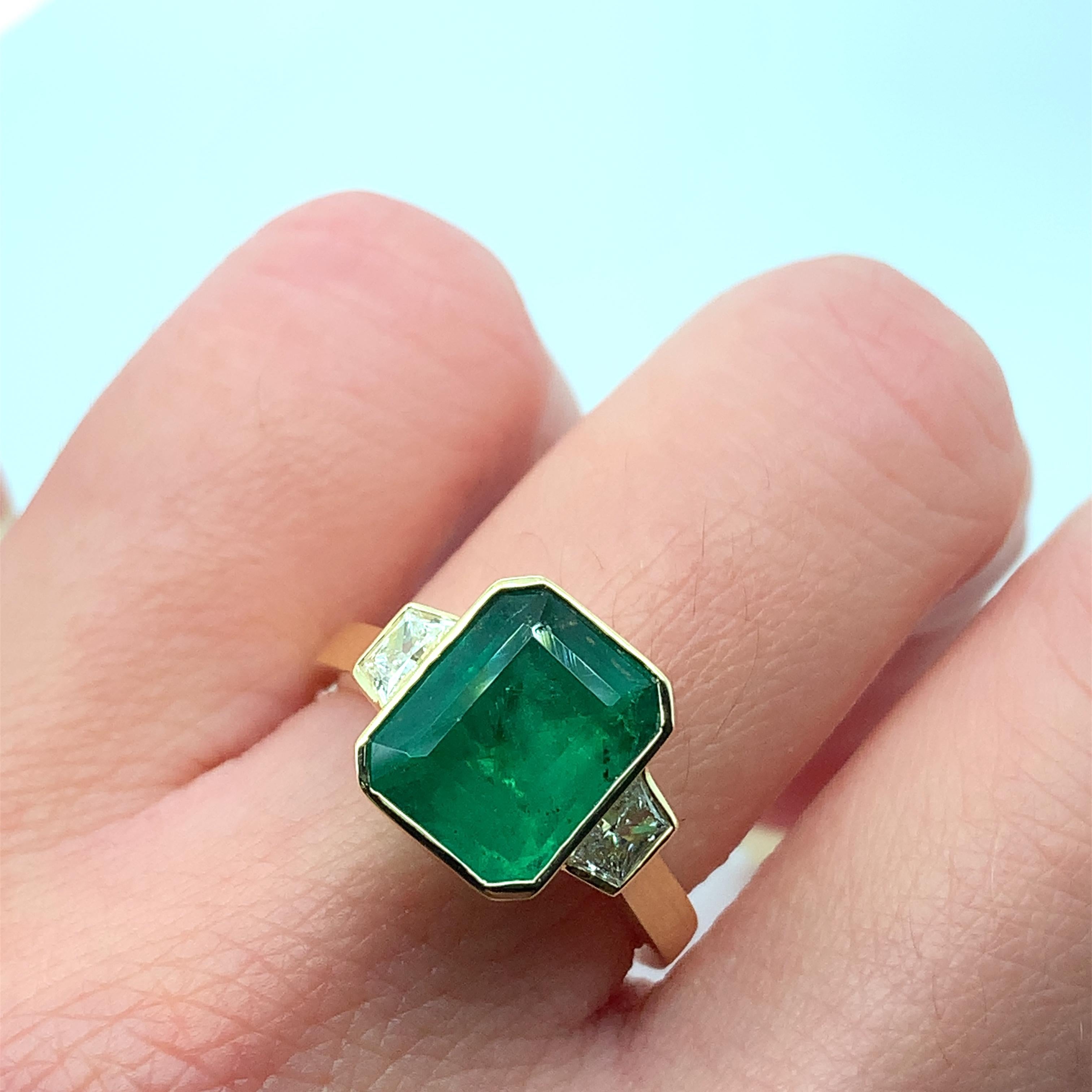 Emerald Cut Green emerald and diamond trilogy cocktail ring 18 yellow gold For Sale