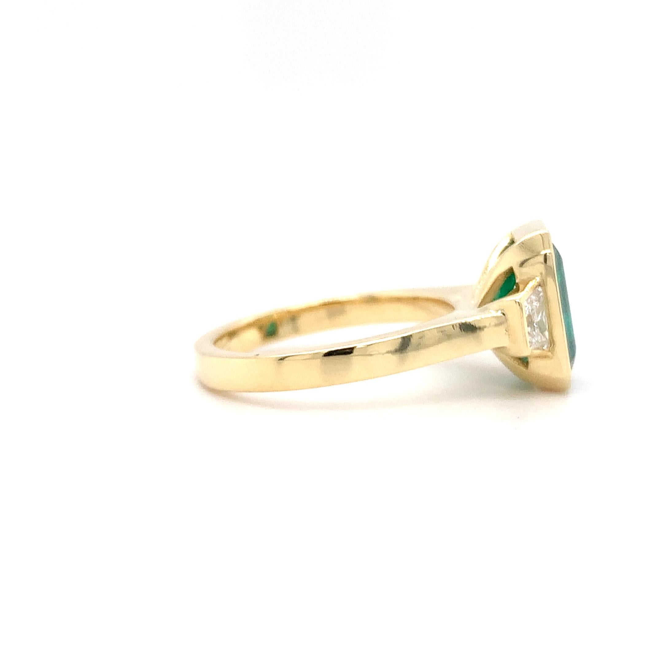 Green emerald and diamond trilogy cocktail ring 18 yellow gold In New Condition For Sale In London, GB