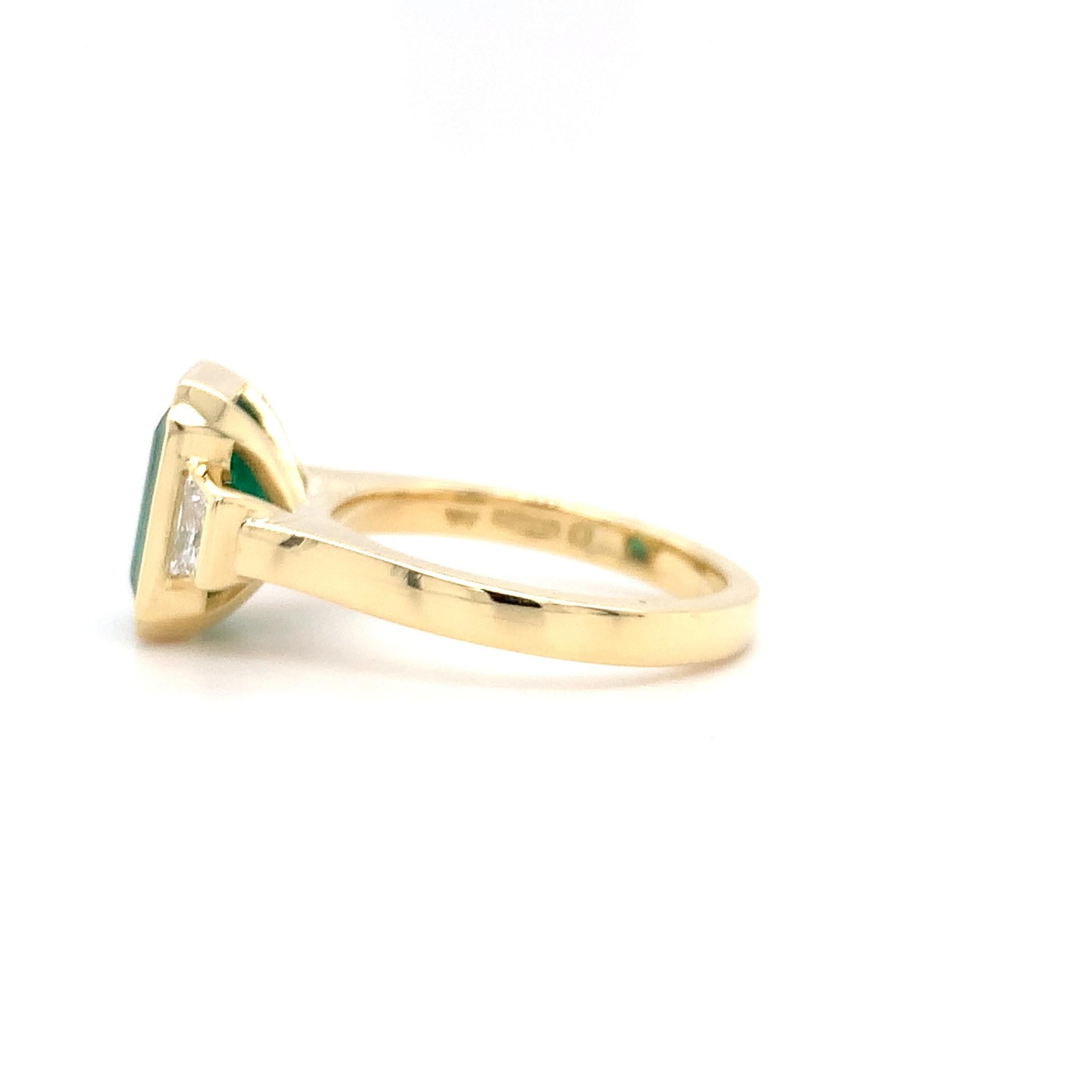 Women's Green emerald and diamond trilogy cocktail ring 18 yellow gold For Sale