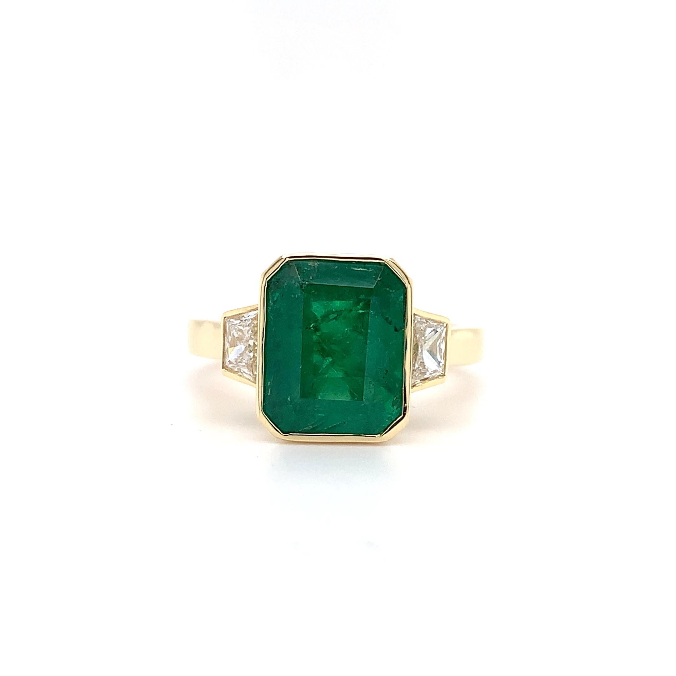 Green emerald and diamond trilogy cocktail ring 18 yellow gold For Sale 1