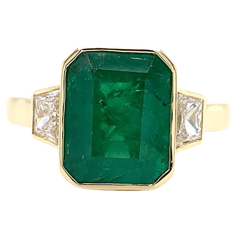 Green emerald and diamond trilogy cocktail ring 18 yellow gold For Sale