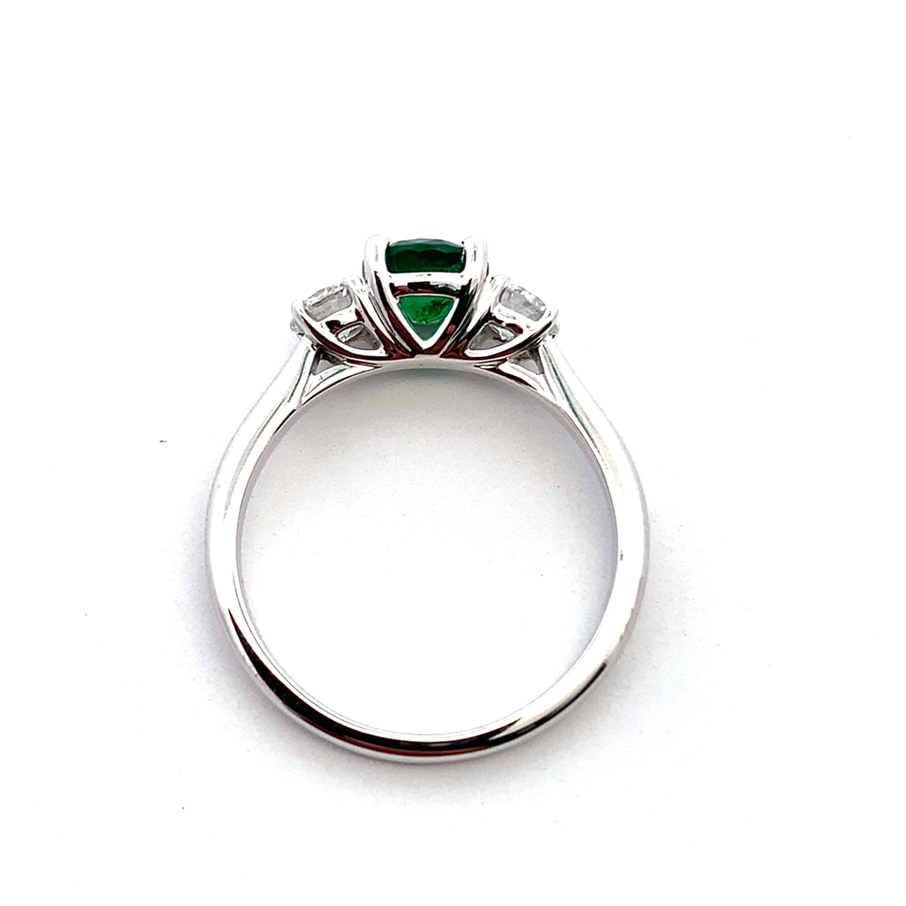 Anillo de compromiso trilogía de esmeralda verde y diamante Oro blanco de 18k en Nuevo estado para la venta en London, GB