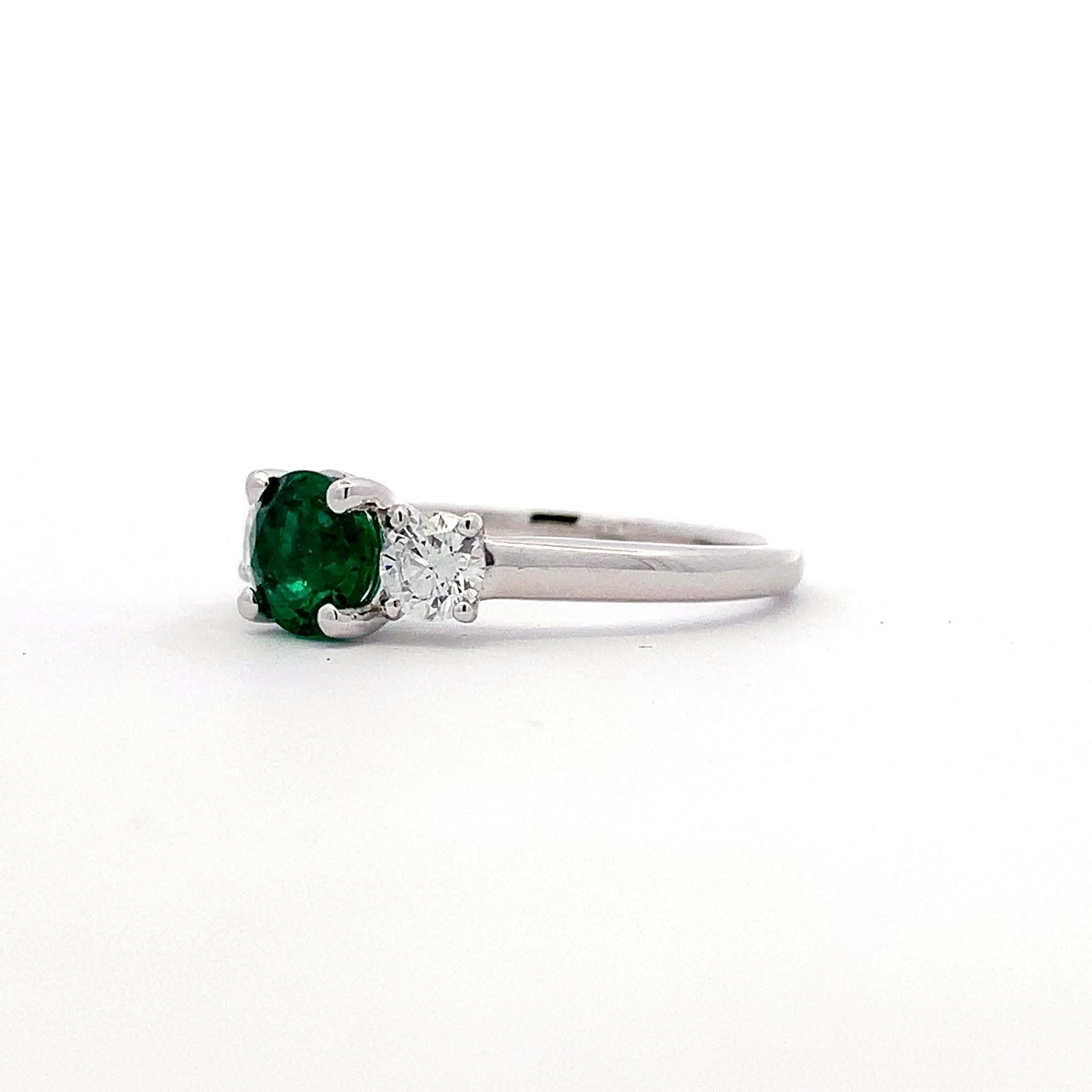 Anillo de compromiso trilogía de esmeralda verde y diamante Oro blanco de 18k en venta 1