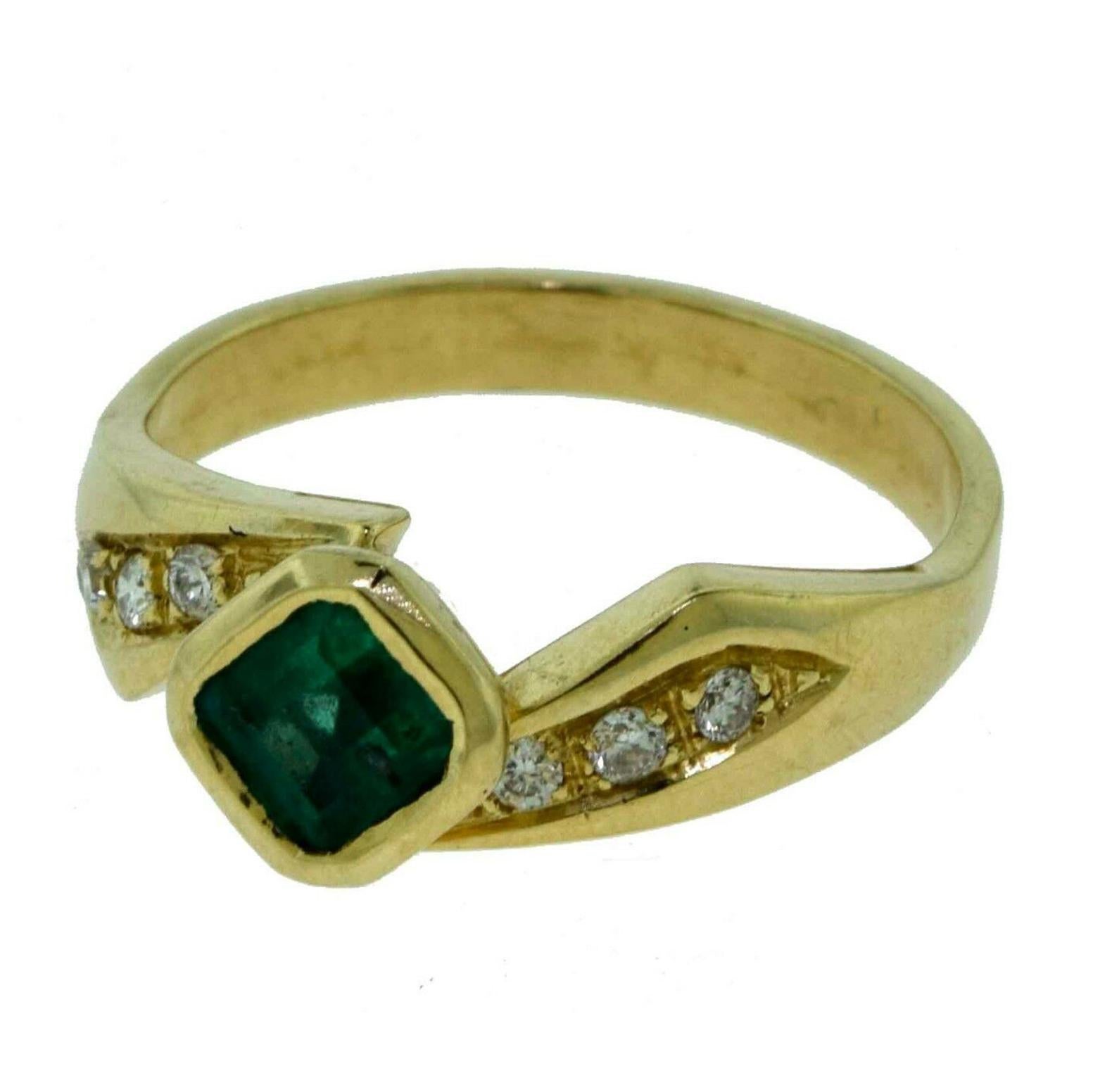 Green Emerald and Diamond Yellow Gold Ring In Good Condition In Miami, FL