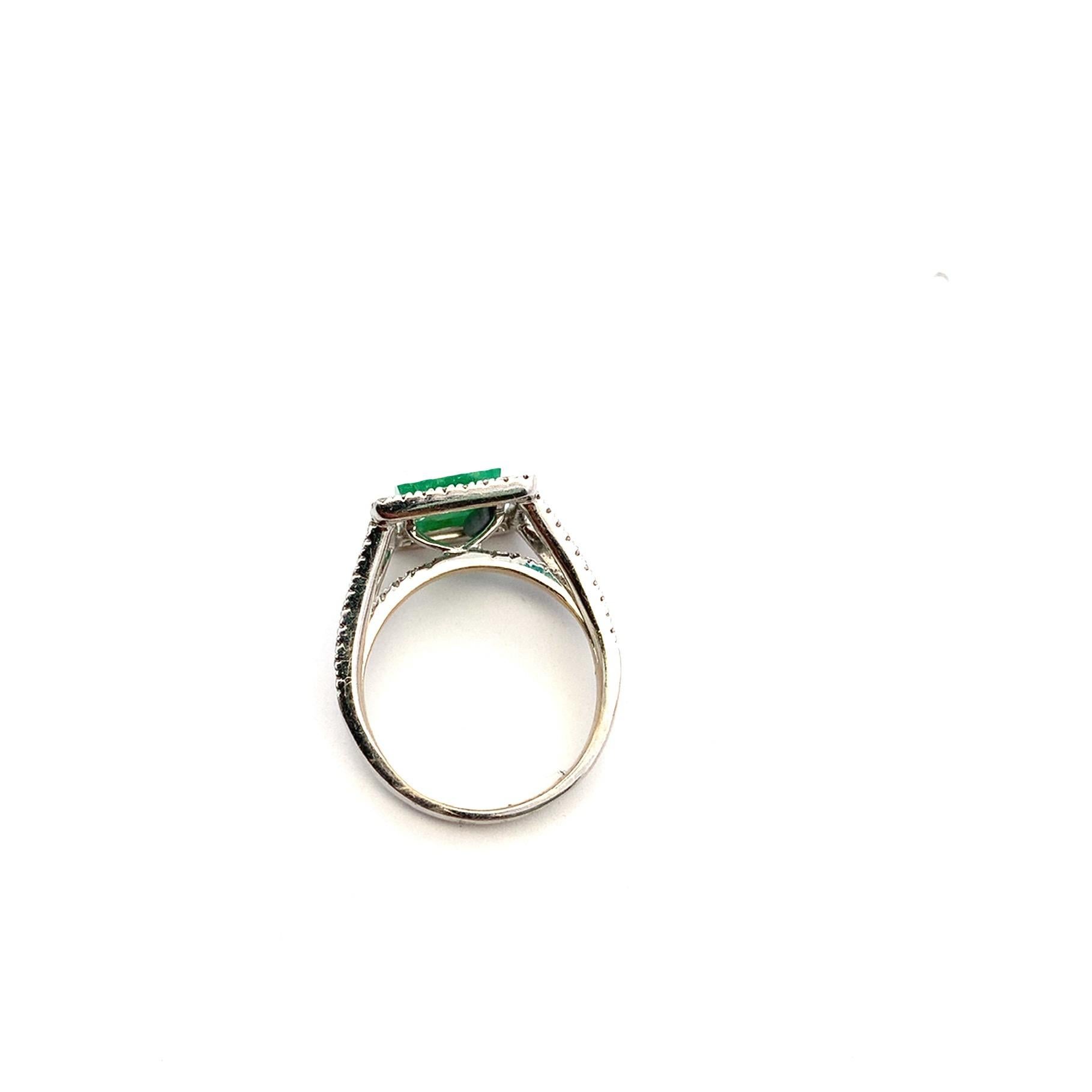 Green emerald and diamonds ring in 18k white gold In New Condition For Sale In London, GB