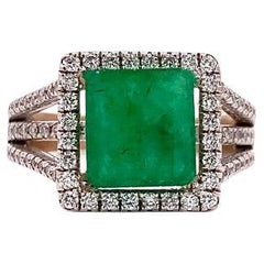 Anello con smeraldo verde e diamanti in oro bianco 18 ct.