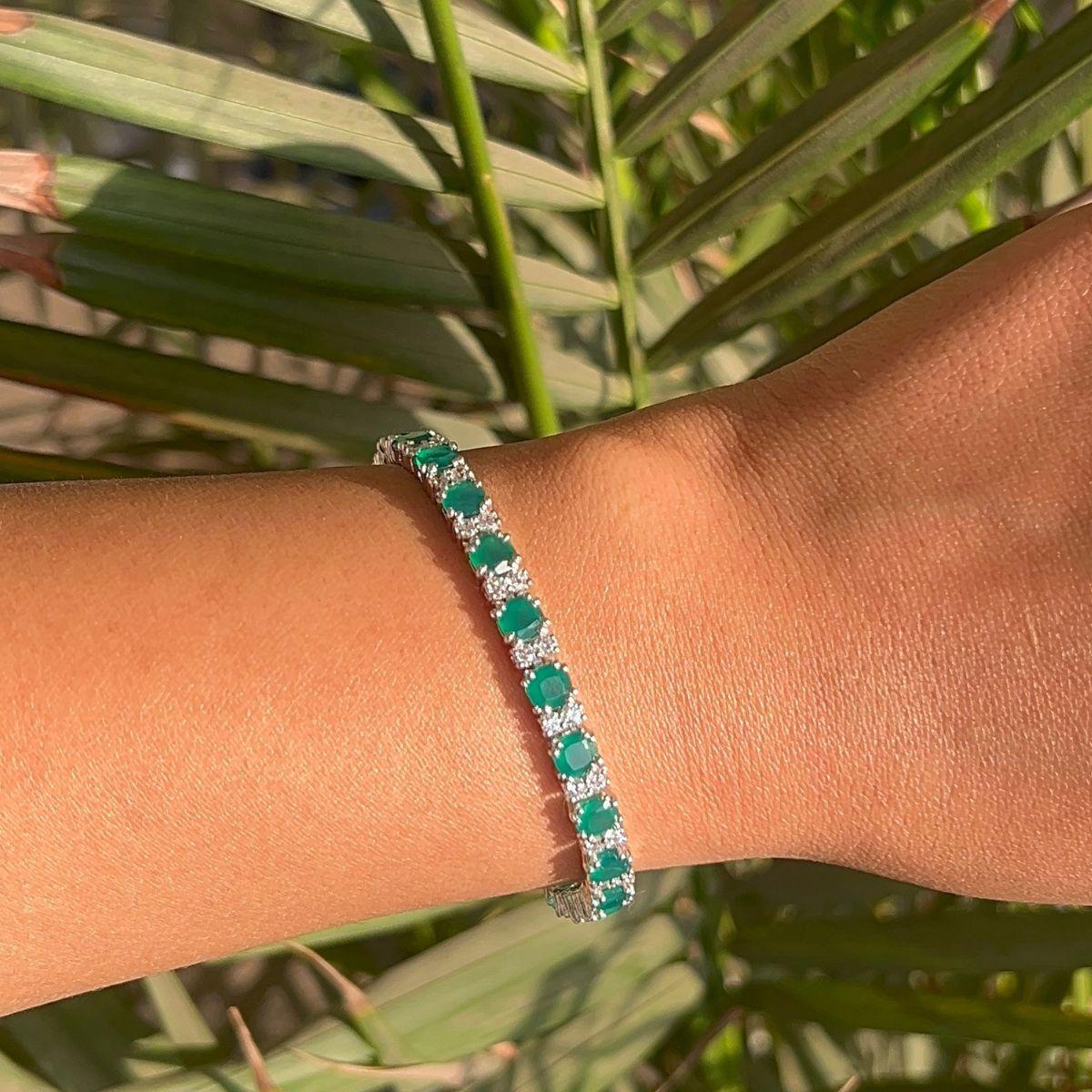 Women's Zirconia & Emerald Gem Line Tennis Bracelet Best Gift for Wife in 925 Silver For Sale