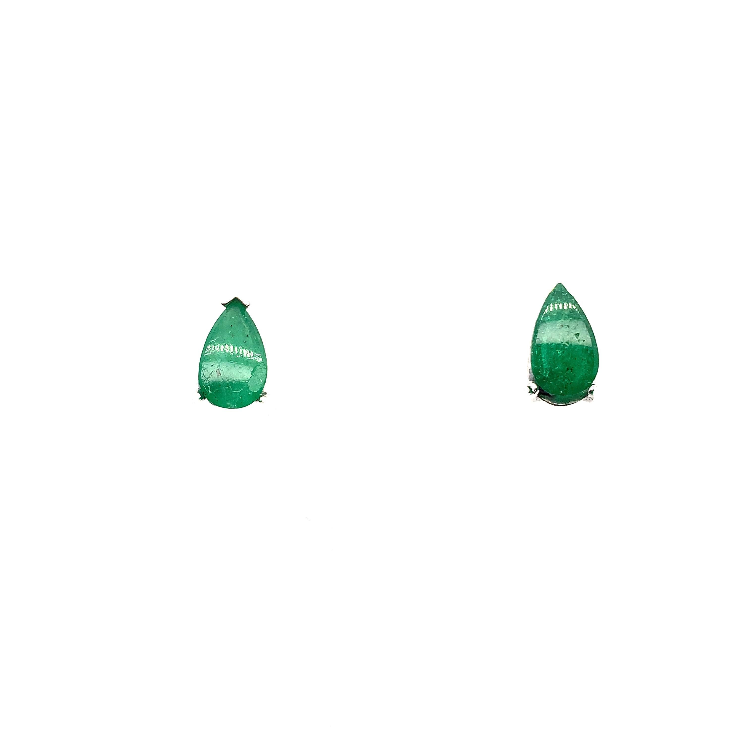Green emerald art deco stud earrings 18k white gold
Green emerald pear shaped cabochon total weight 1.40ct
Solitaire style green emerald pear shaped cabochon stud earrings 18k white gold
Hallmarked
Measuring approximately 9x7mm
Natural untreated