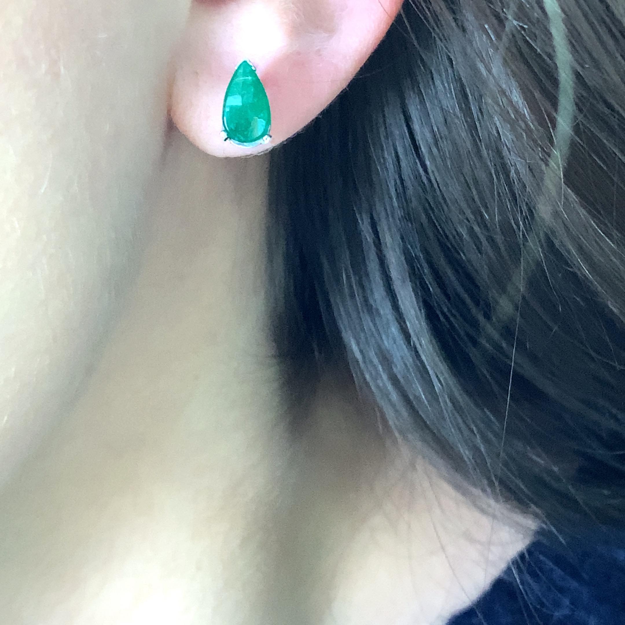 Art Deco Green emerald art deco stud earrings 18k white gold For Sale