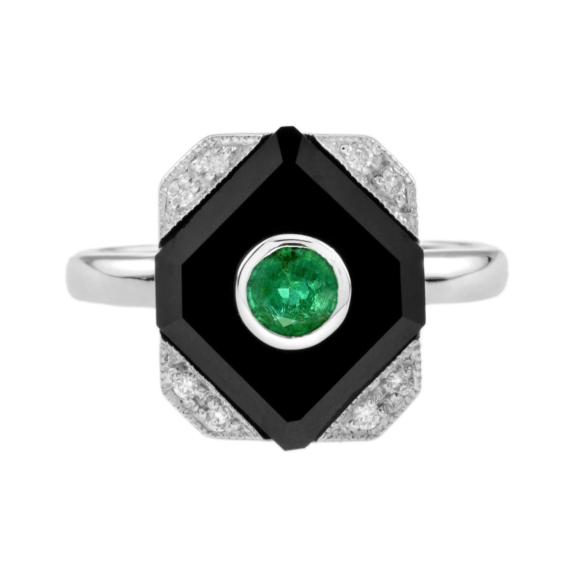 Bague en or blanc de style Art déco en émeraude, onyx et diamant, sertie au centre d'une émeraude ronde dans une monture octogonale en onyx noir, entourée de huit diamants en serti grain totalisant 0,07 carat. Un beau bijou que vous garderez