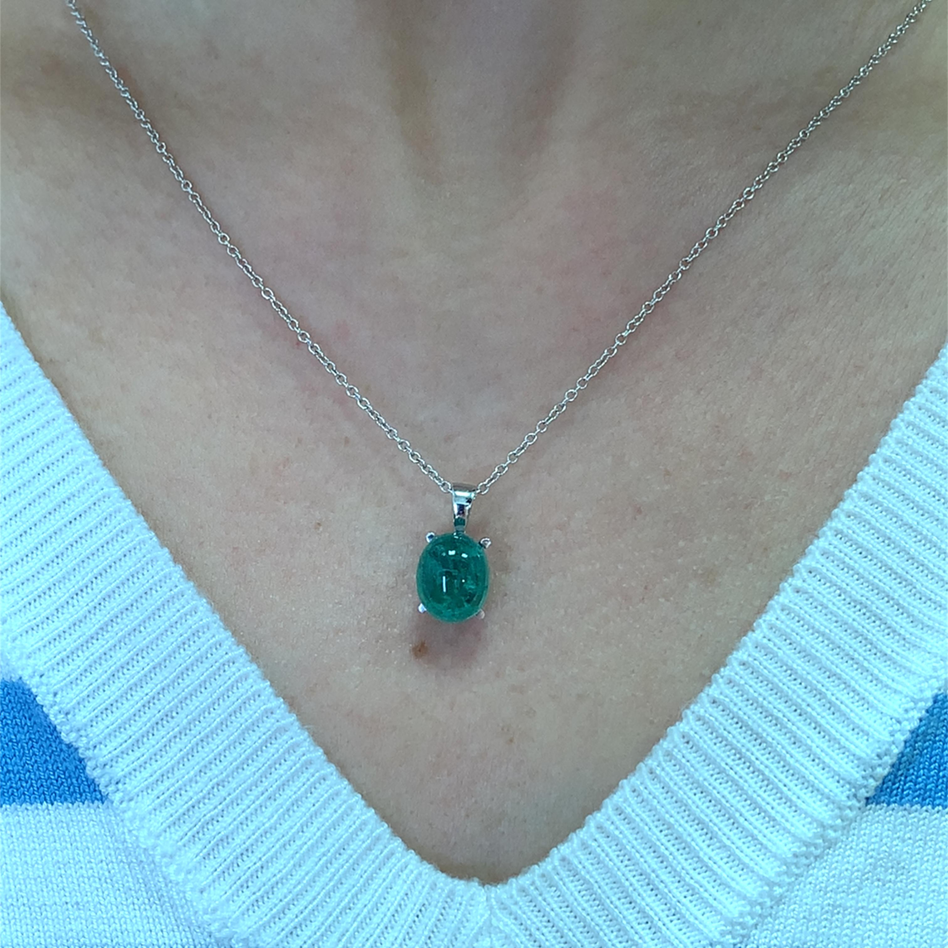 Questa splendida collana con ciondolo con smeraldo di 3,30ct e misura circa 10/9mm presenta una gemma verde smeraldo taglio cabochon, elegantemente incastonata in una catena d'argento in oro bianco 18k. Perfetto per aggiungere un tocco di