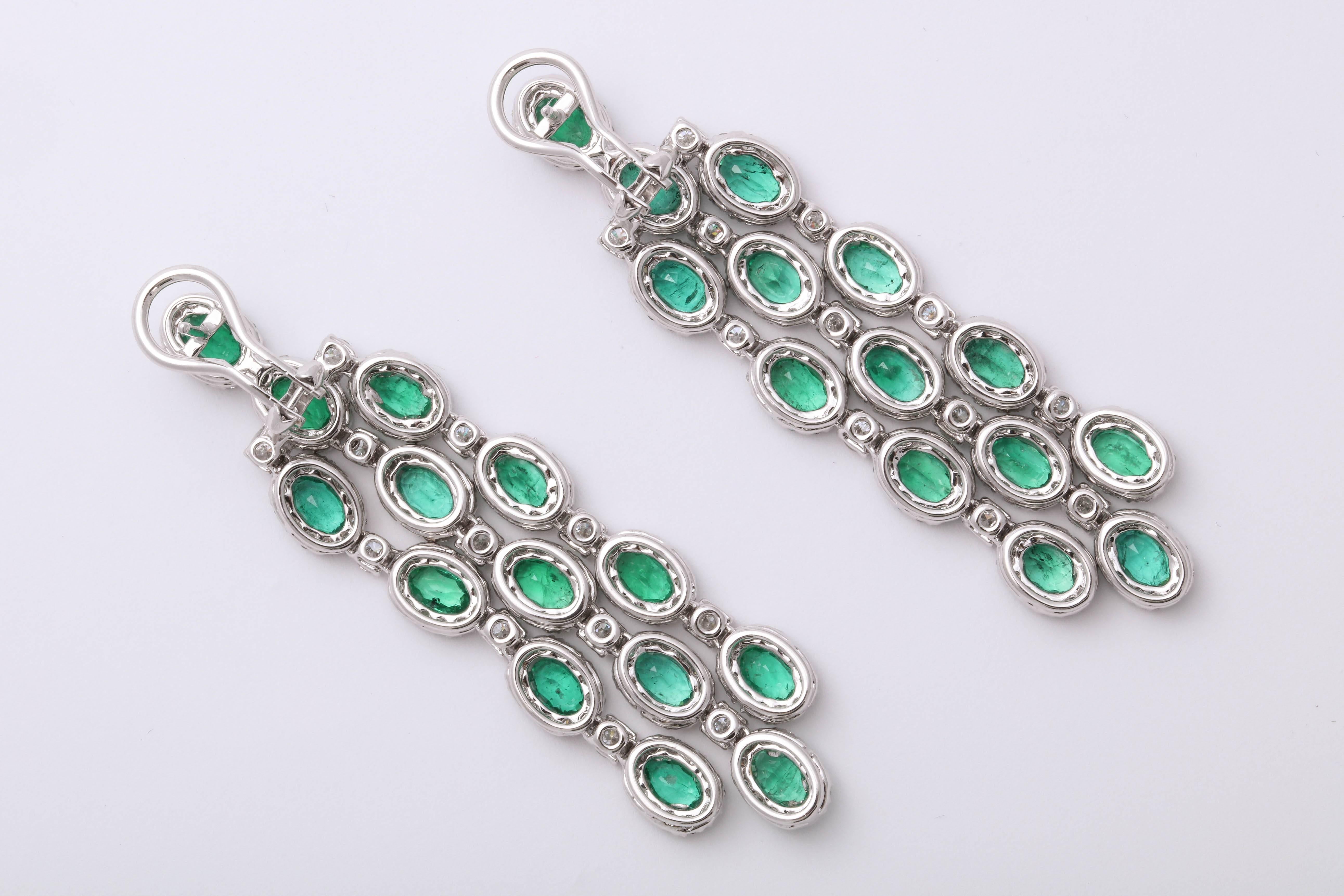 Green Emerald Chandelier Earrings In New Condition For Sale In New York, NY