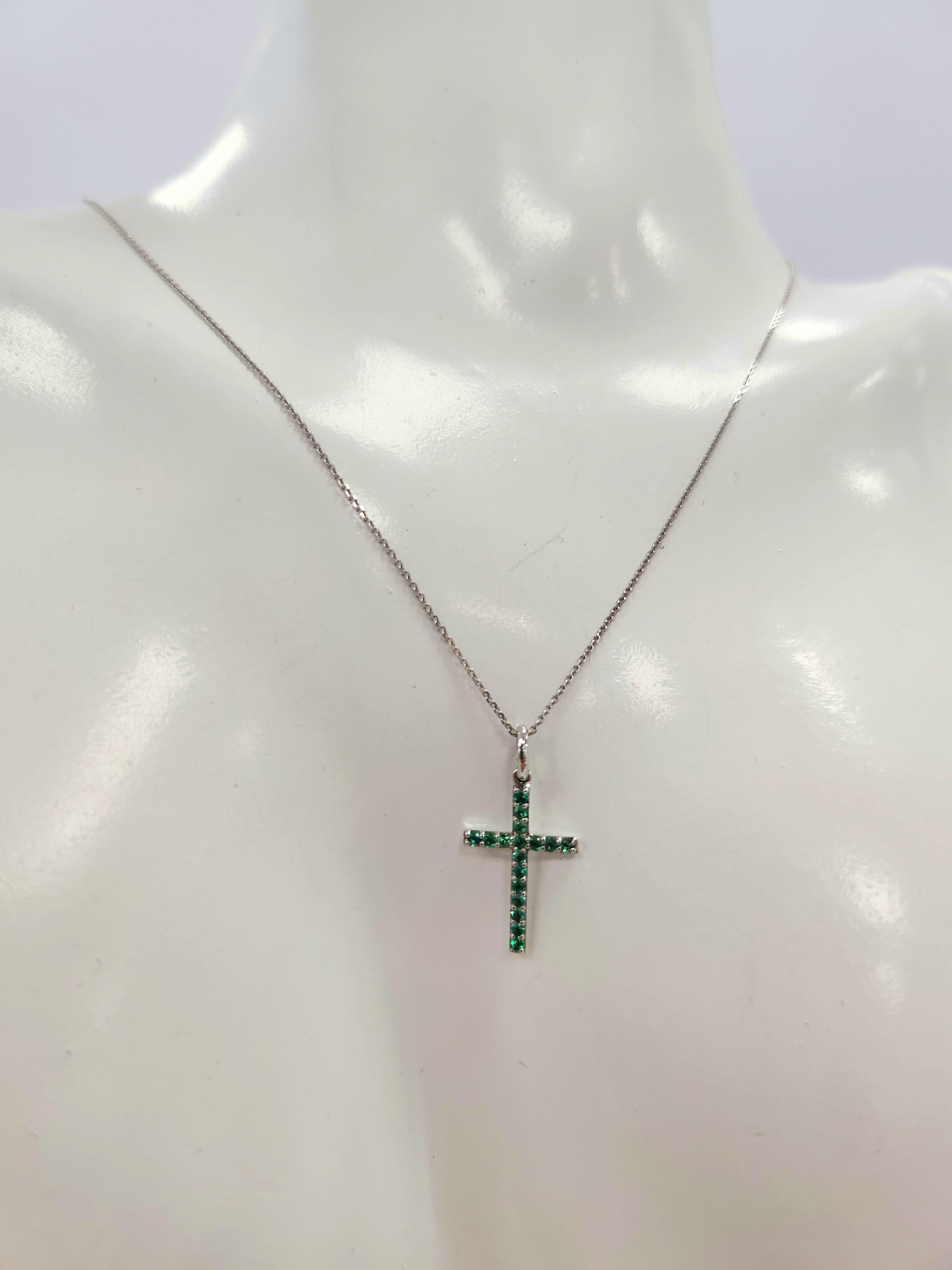 Round Cut Green Emerald Cross 18K White Gold For Sale