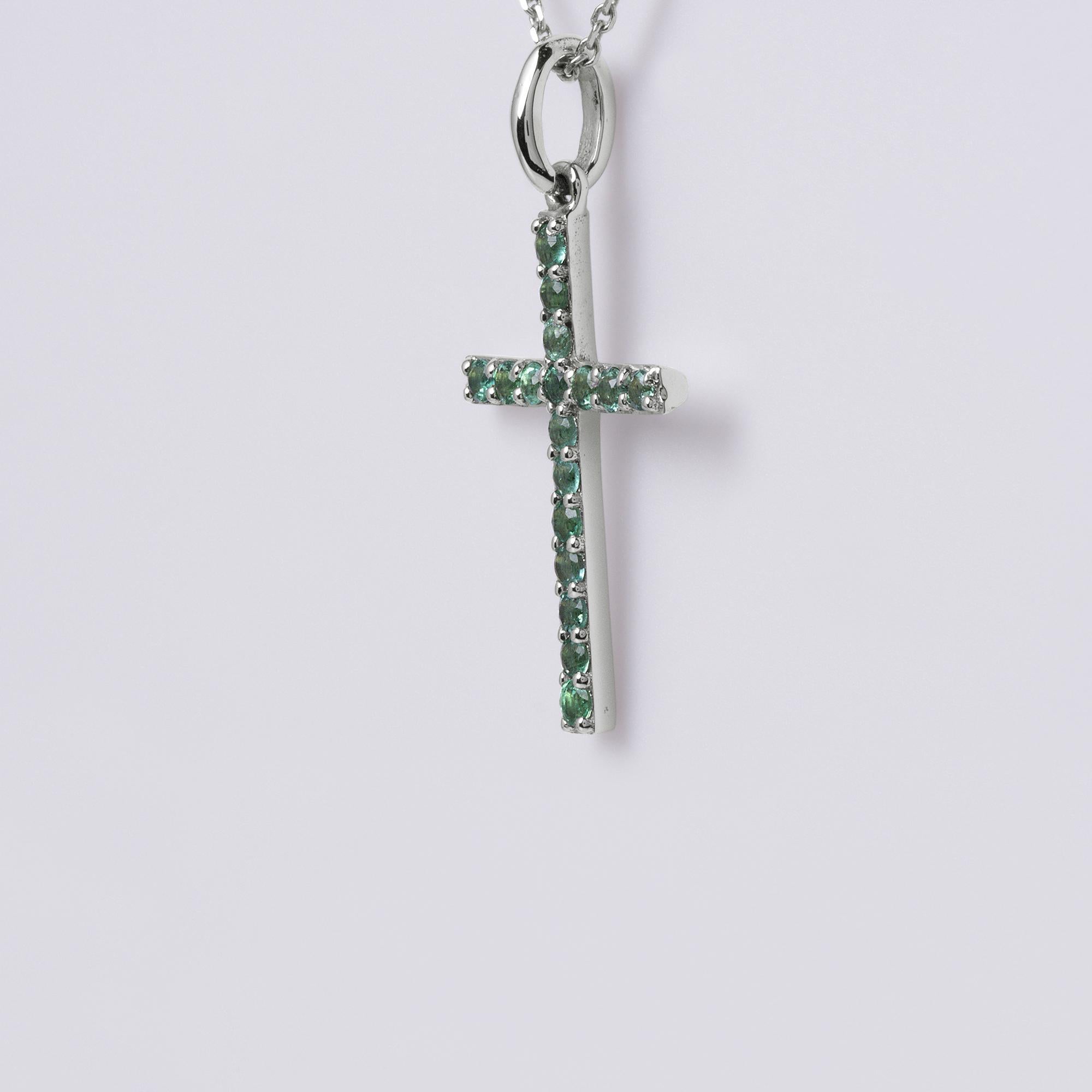 Green Emerald Cross 18K White Gold In Excellent Condition For Sale In Los Angeles, CA