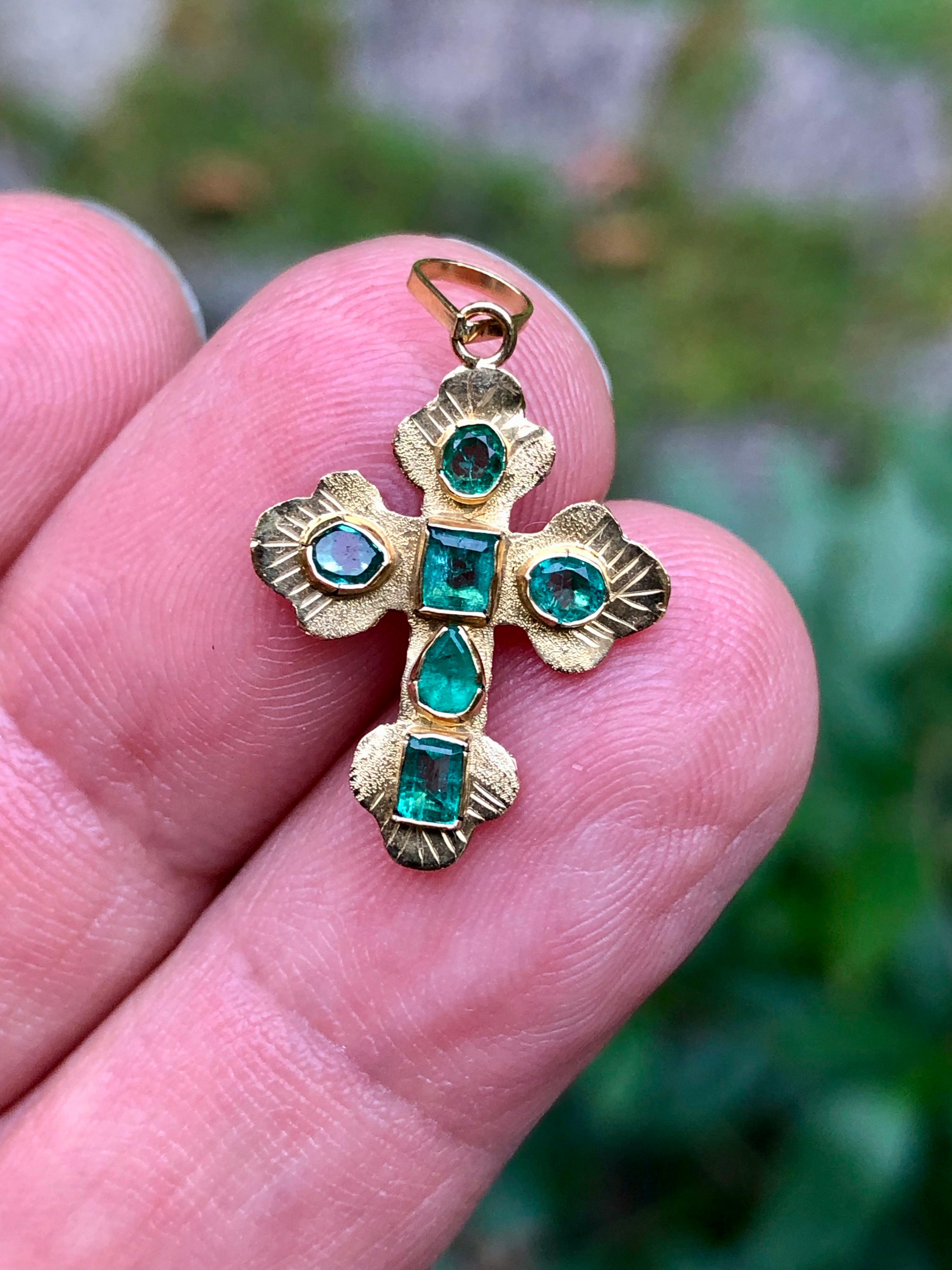 18k Yellow Gold Green Colombian Emerald Cross Charm Pendant
Very nice cross pendant in 18k yellow gold. The cross holds genuine green Colombian Emeralds. 
Estate Excellent Condition
Weight: Approx. 1g
Size: 1
