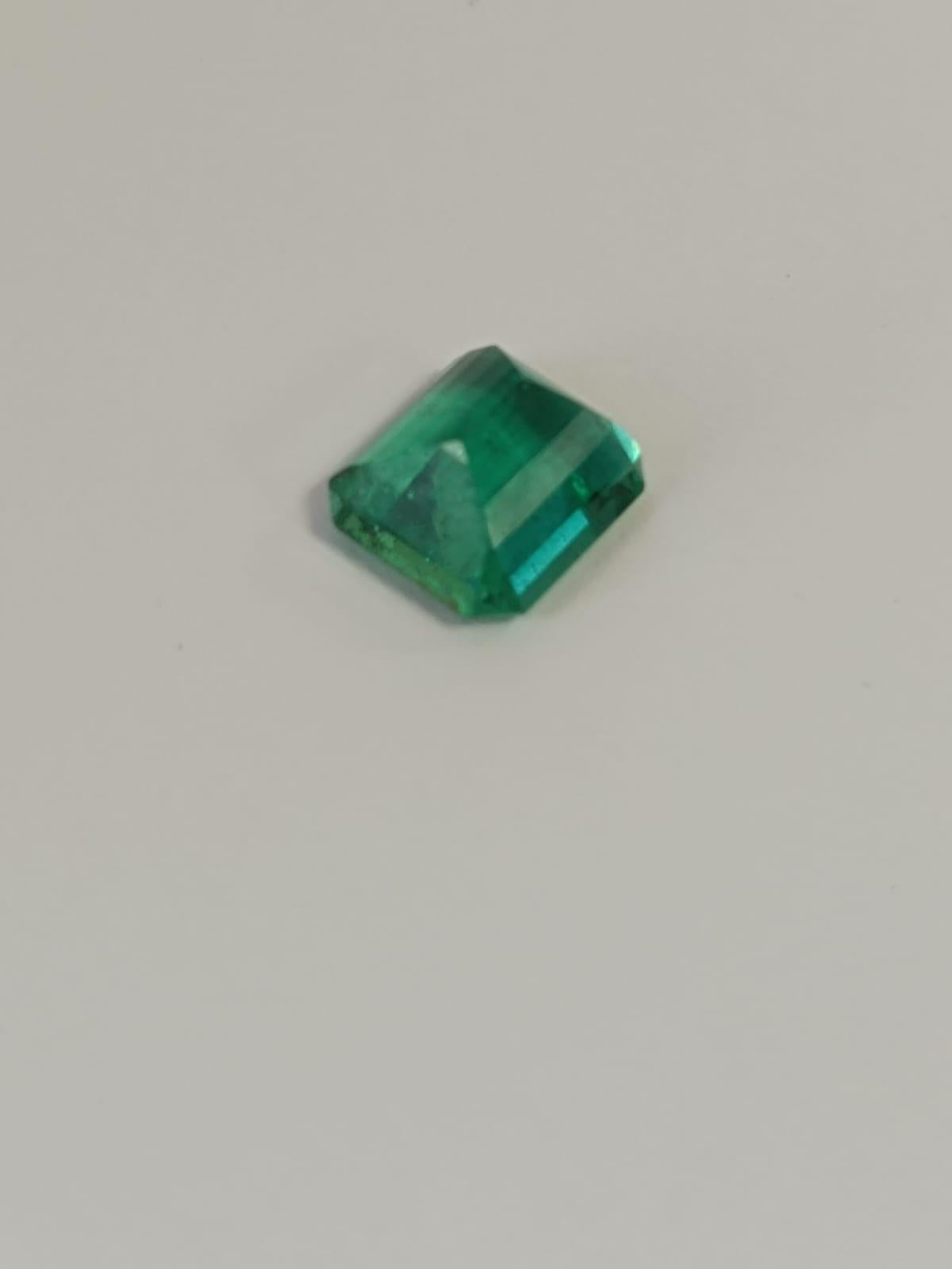Grüner Smaragdschliff-Edelstein 2,99 cts.
- •	Karatgewicht: 2,99 Karat.
- •	Abmessungen: 9,35 x 8,47 x 5,23 mm 
- •	Farbe: Grün
- •	Form: Rectangle
- •	Schnittart: Smaragd
- •	Herkunft: Sambia
- •	Kein Öl
Er wird mit der Zertifizierung von AGL