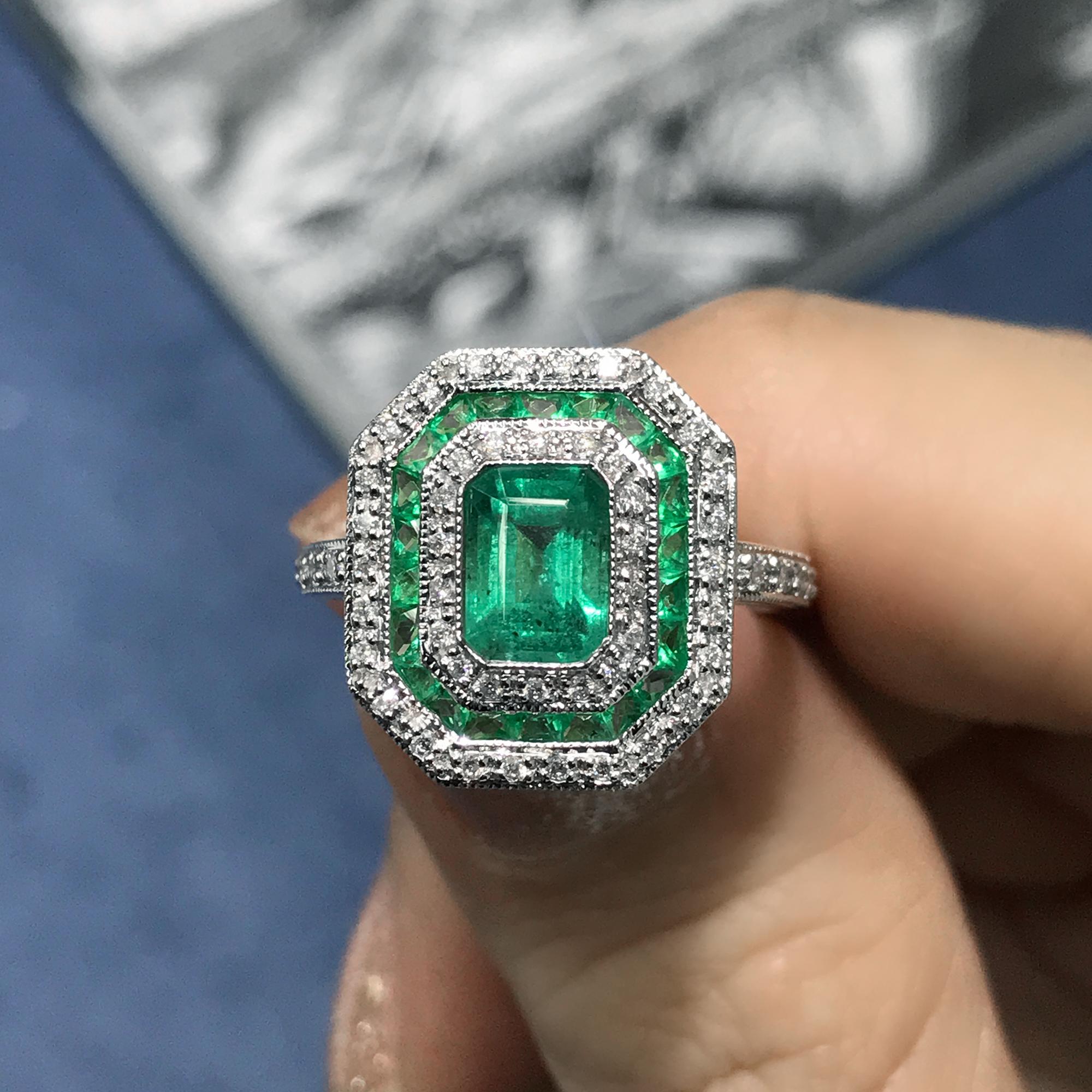 Bague de fiançailles en or avec double halo de style Art Deco, émeraude verte et diamant Unisexe en vente