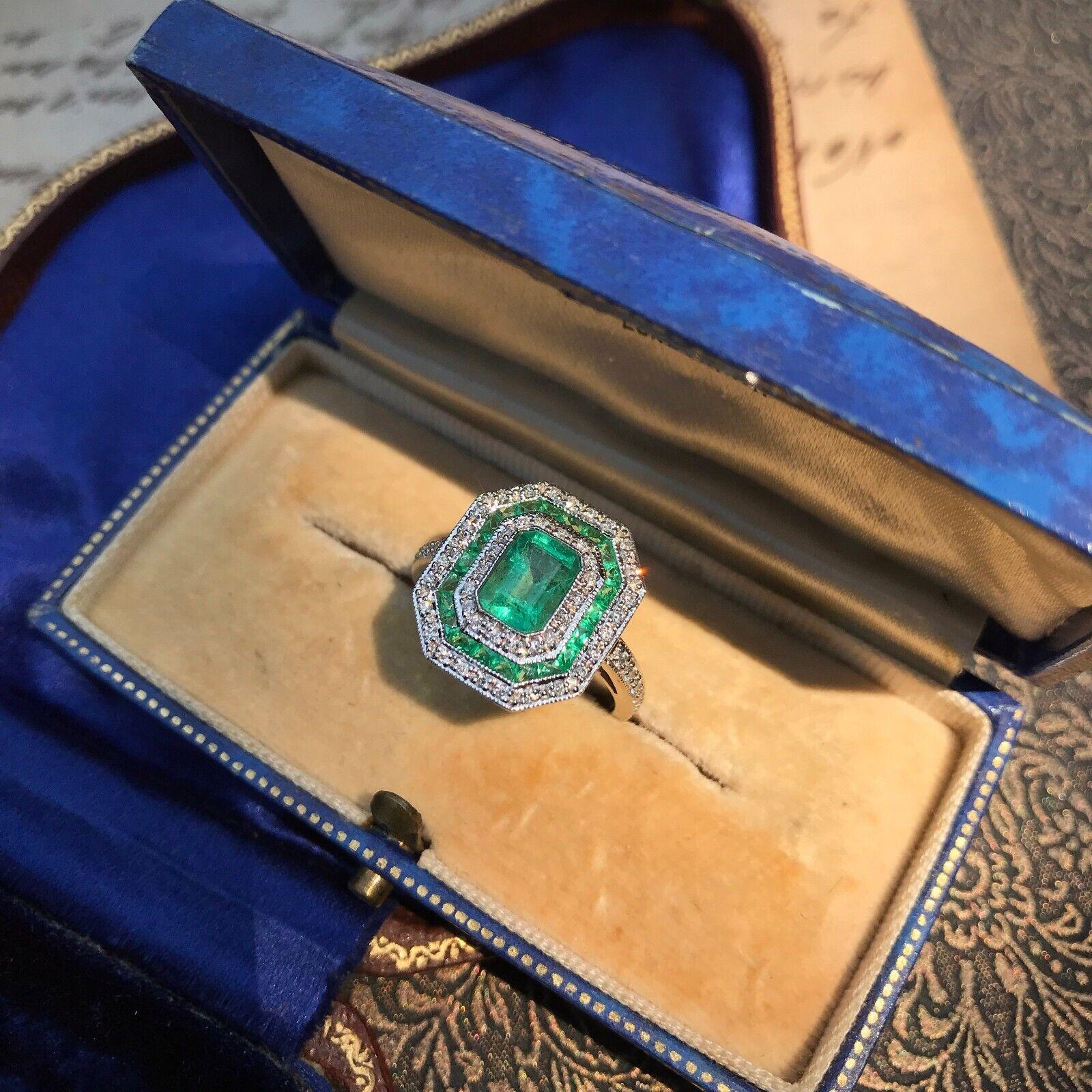 Bague de fiançailles en or avec double halo de style Art Deco, émeraude verte et diamant en vente 1