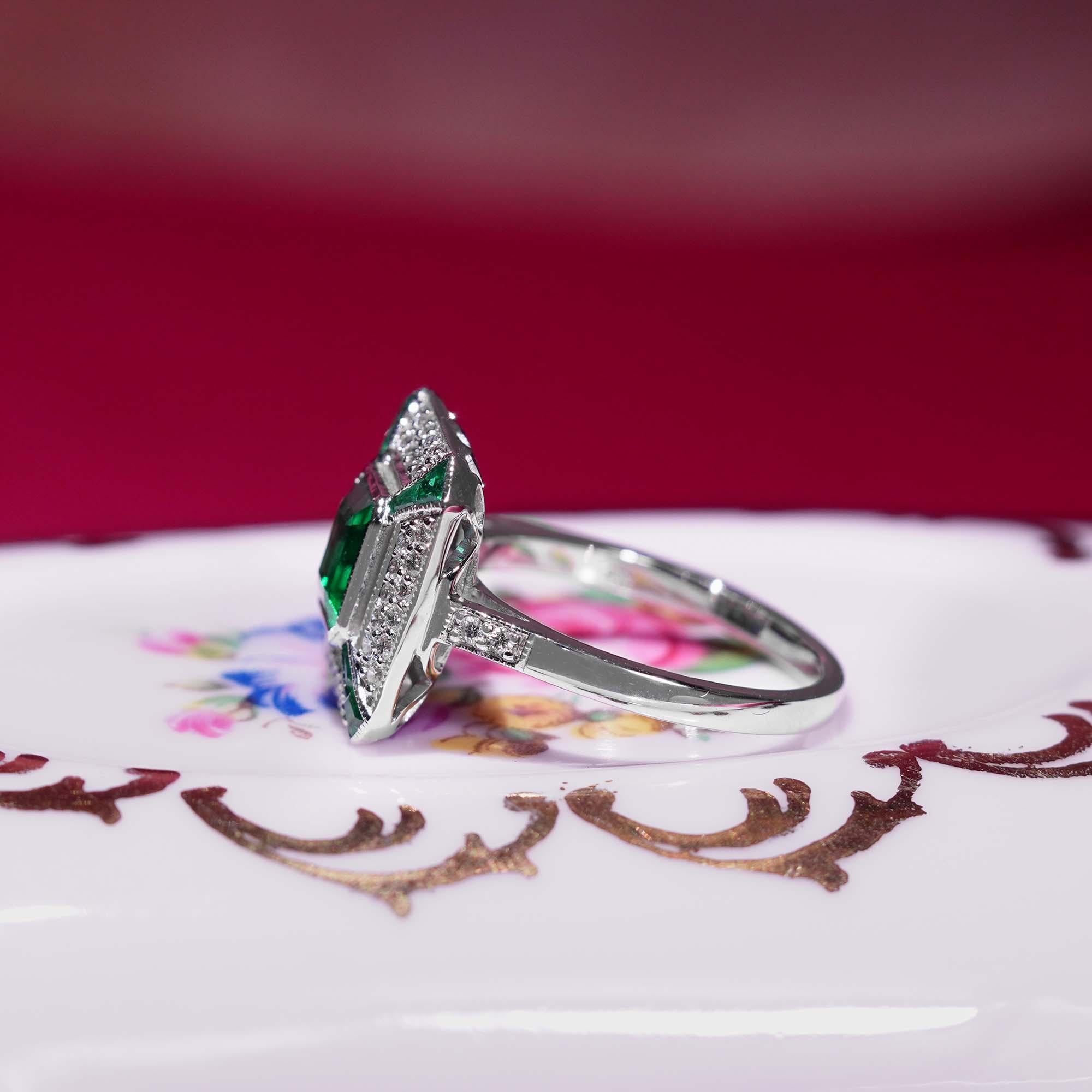 Femenino o masculino Esmeralda verde y diamante Estilo Art Déco Octágono engastado Anillo de oro blanco en venta