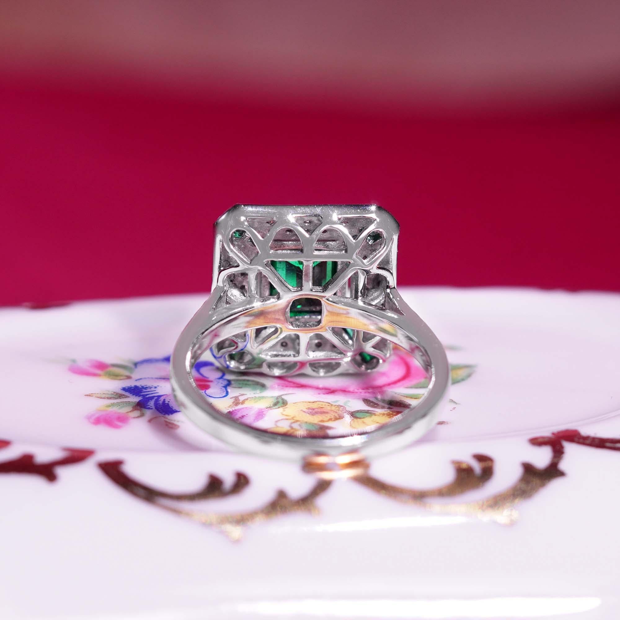 Esmeralda verde y diamante Estilo Art Déco Octágono engastado Anillo de oro blanco en venta 1