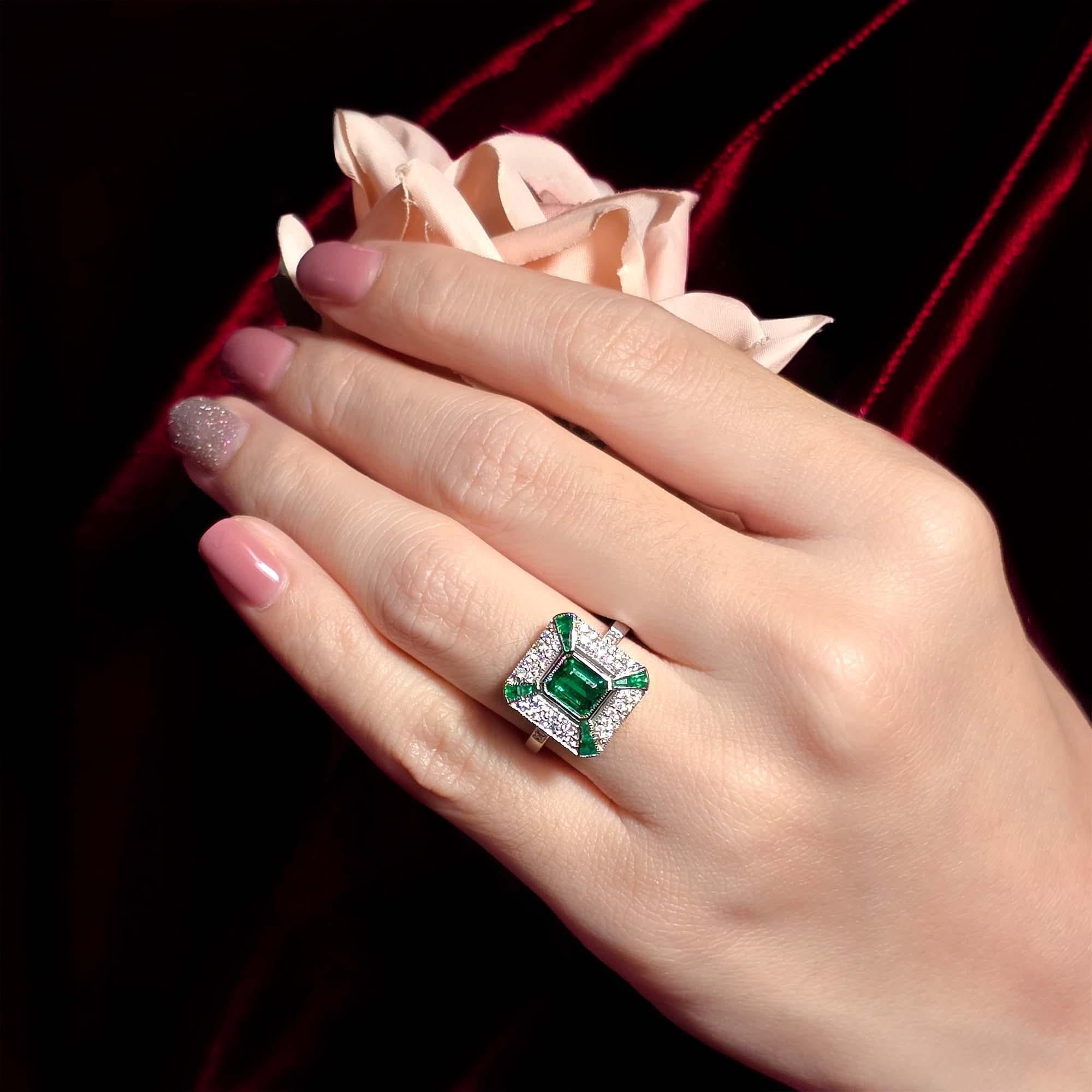 Esmeralda verde y diamante Estilo Art Déco Octágono engastado Anillo de oro blanco en venta 2