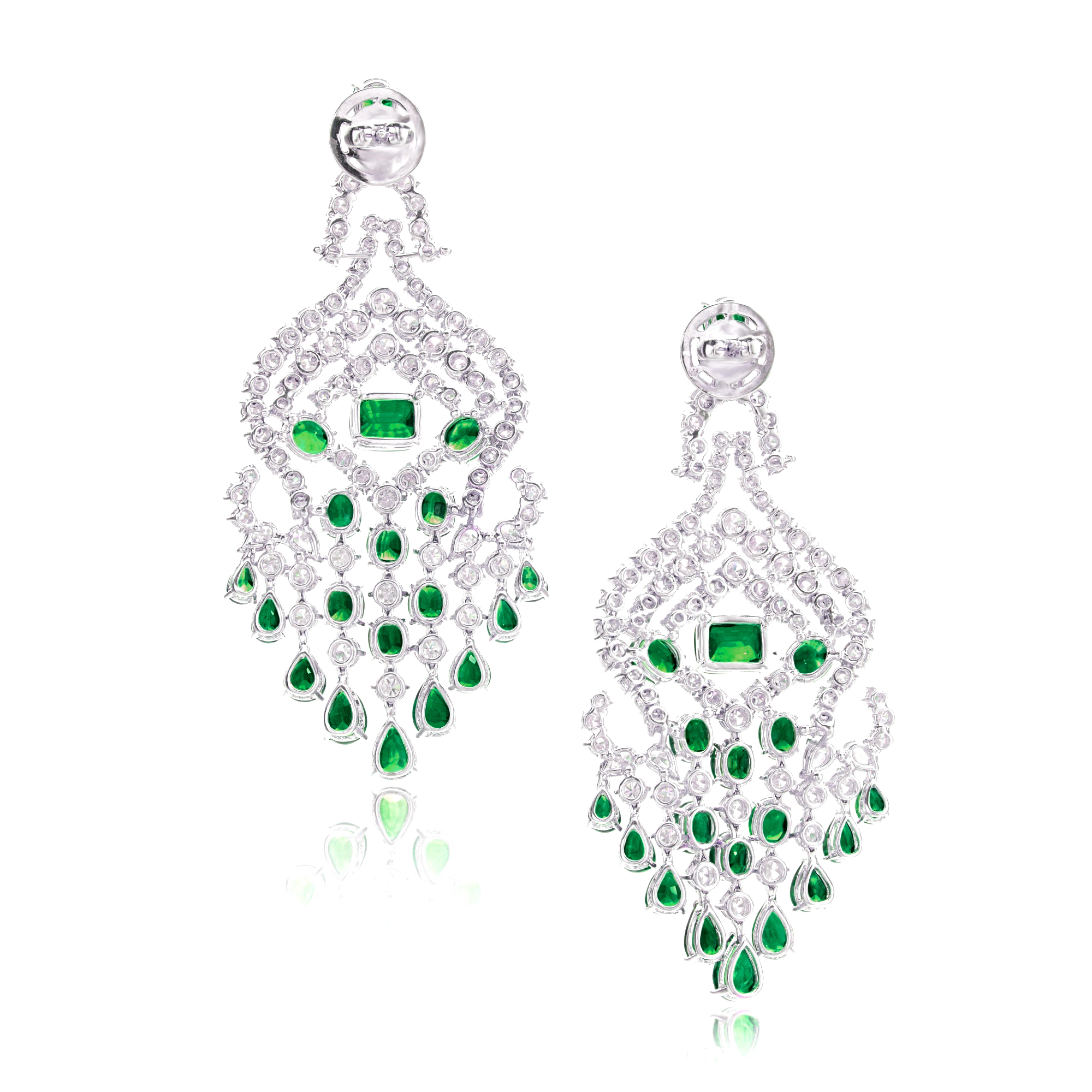 Ein exquisiter Kronleuchter, besetzt mit ovalen, kissen- und birnenförmigen grünen Smaragden, die mit Diamanten im Brillantschliff verziert sind.

