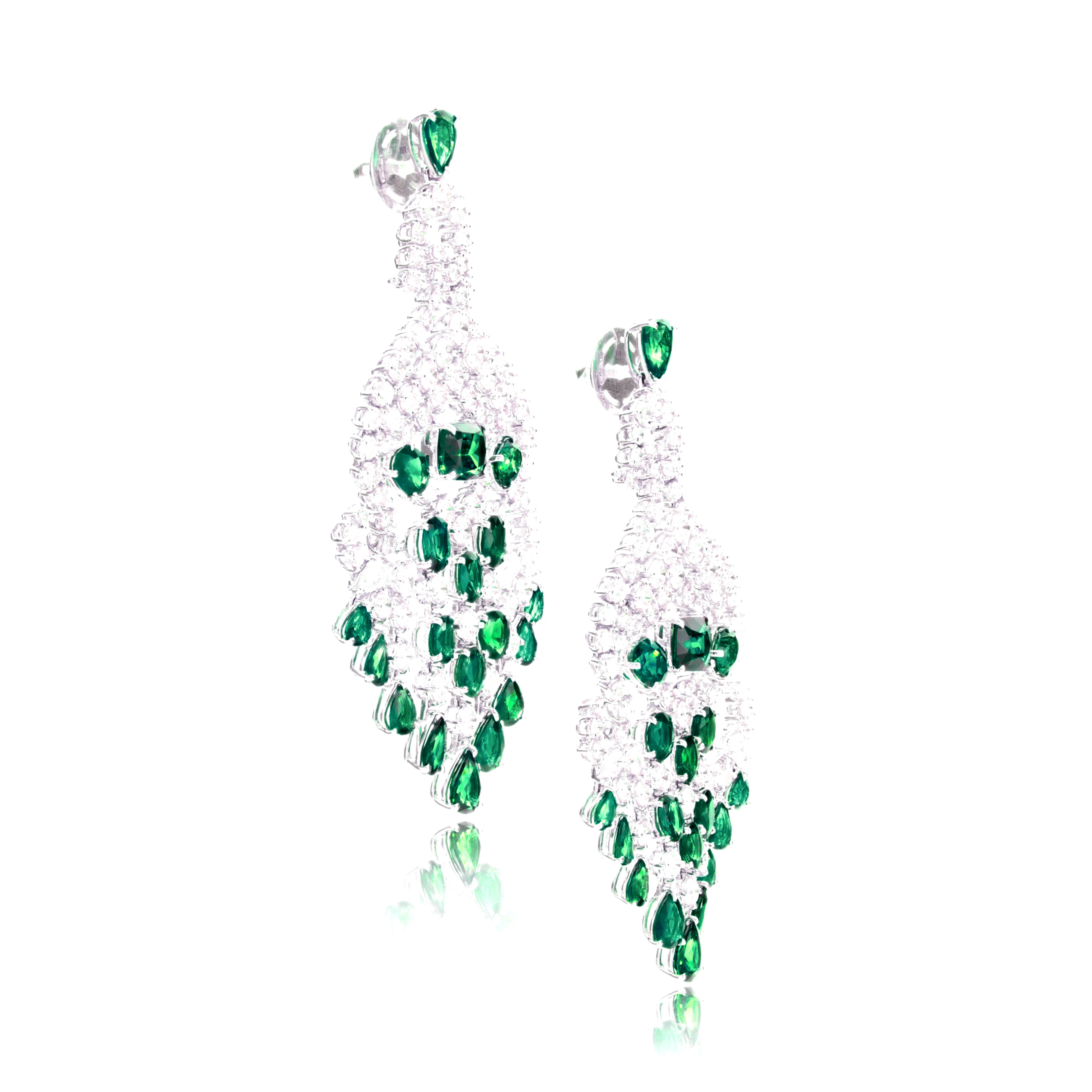 Grüne Smaragd-Diamant-Kronleuchter-Ohrringe (Moderne) im Angebot