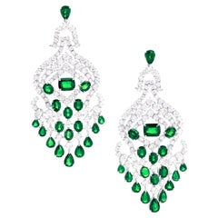 Orecchini a lampadario con diamante smeraldo verde
