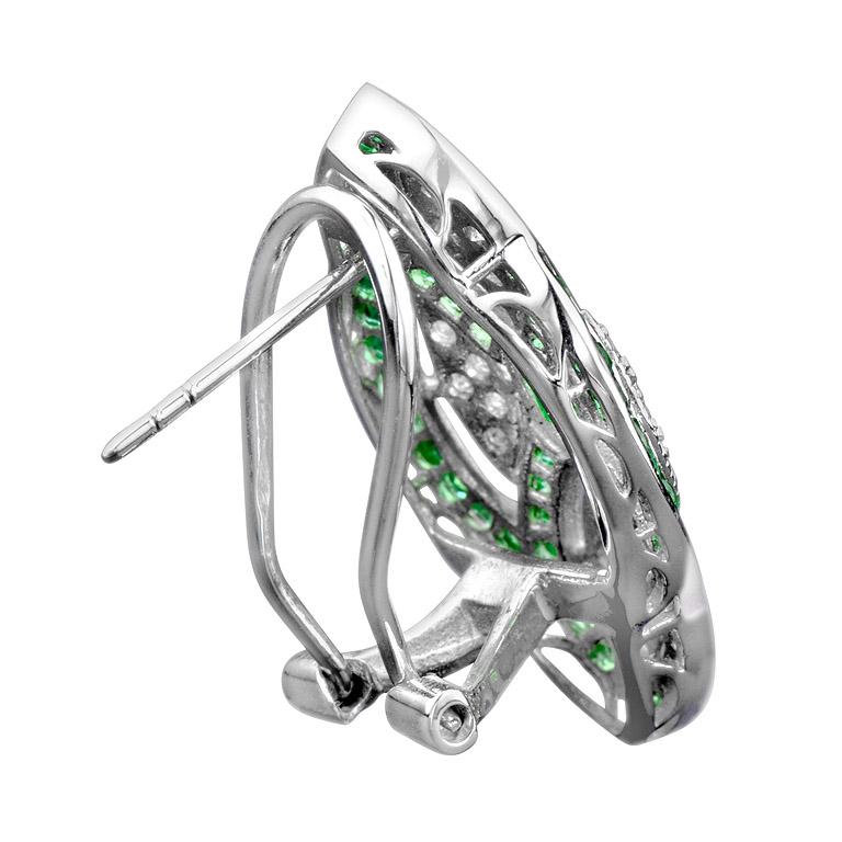 Le contraste entre les émeraudes et les diamants d'un vert éclatant et l'or blanc 18 carats est absolument stupéfiant. Les émeraudes totalisent 108 pièces et il y a 36 points de diamant.
Information
Largeur : 15 mm.
 Longueur : 25 mm.
 Poids : 7,9