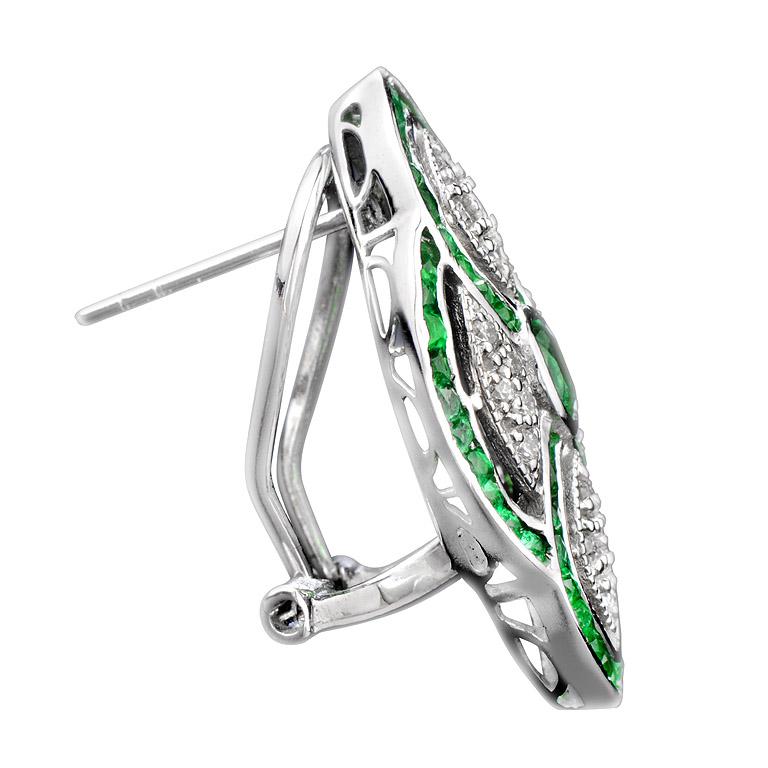 Taille ovale Boucles d'oreilles en or blanc (Omega Back) d'inspiration Art Deco avec émeraudes vertes et diamants en vente